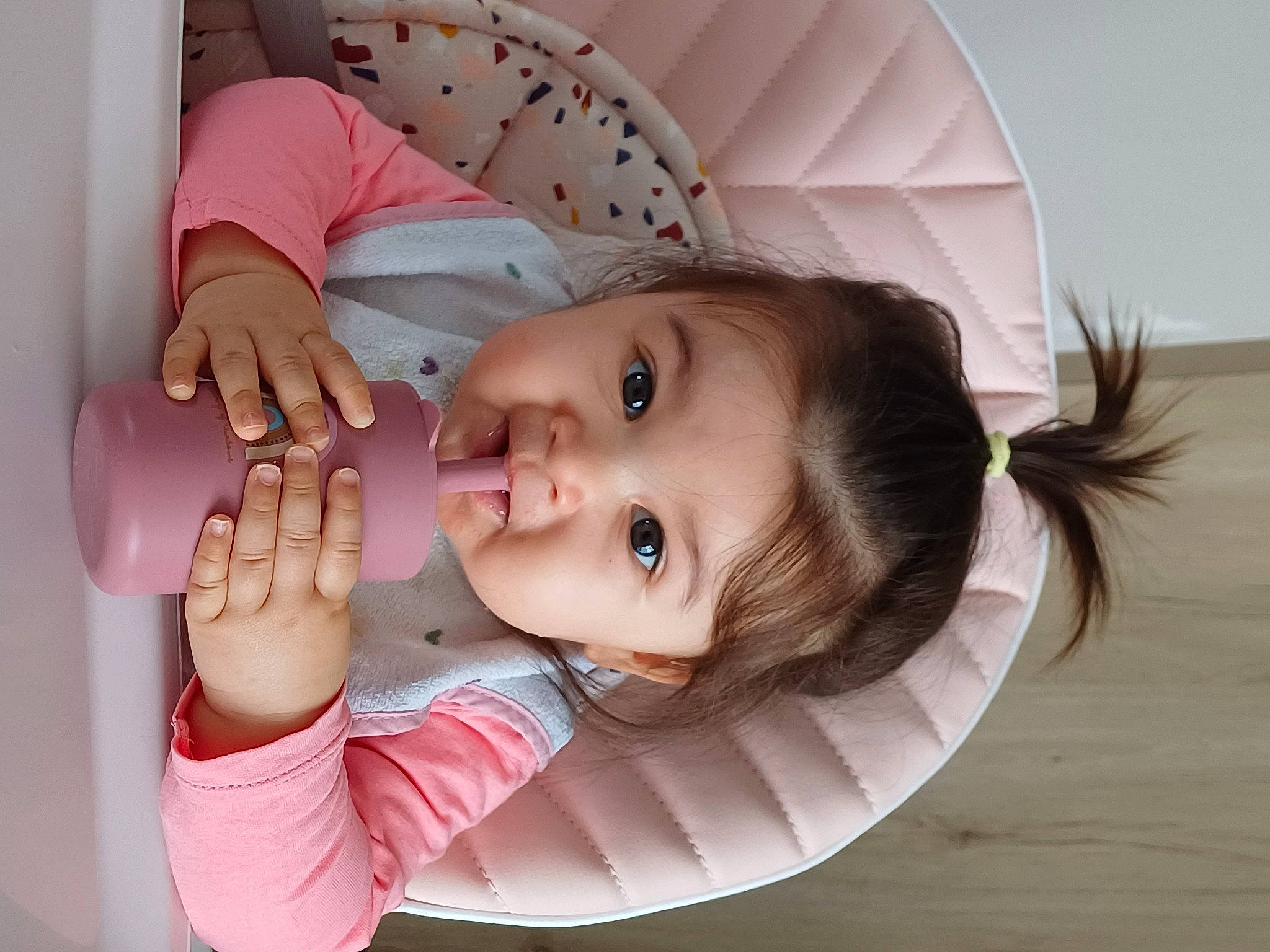 Haylee a rejoint le concours — aidez-le/la à gagner de superbes lots ! baby, baby_toddler_clothing, cheek, eye, eyebrow, eyelash, face, finger, gesture, hairstyle, happy, headgear, iris, lip, mouth, neck, nose, person, pink, skin
