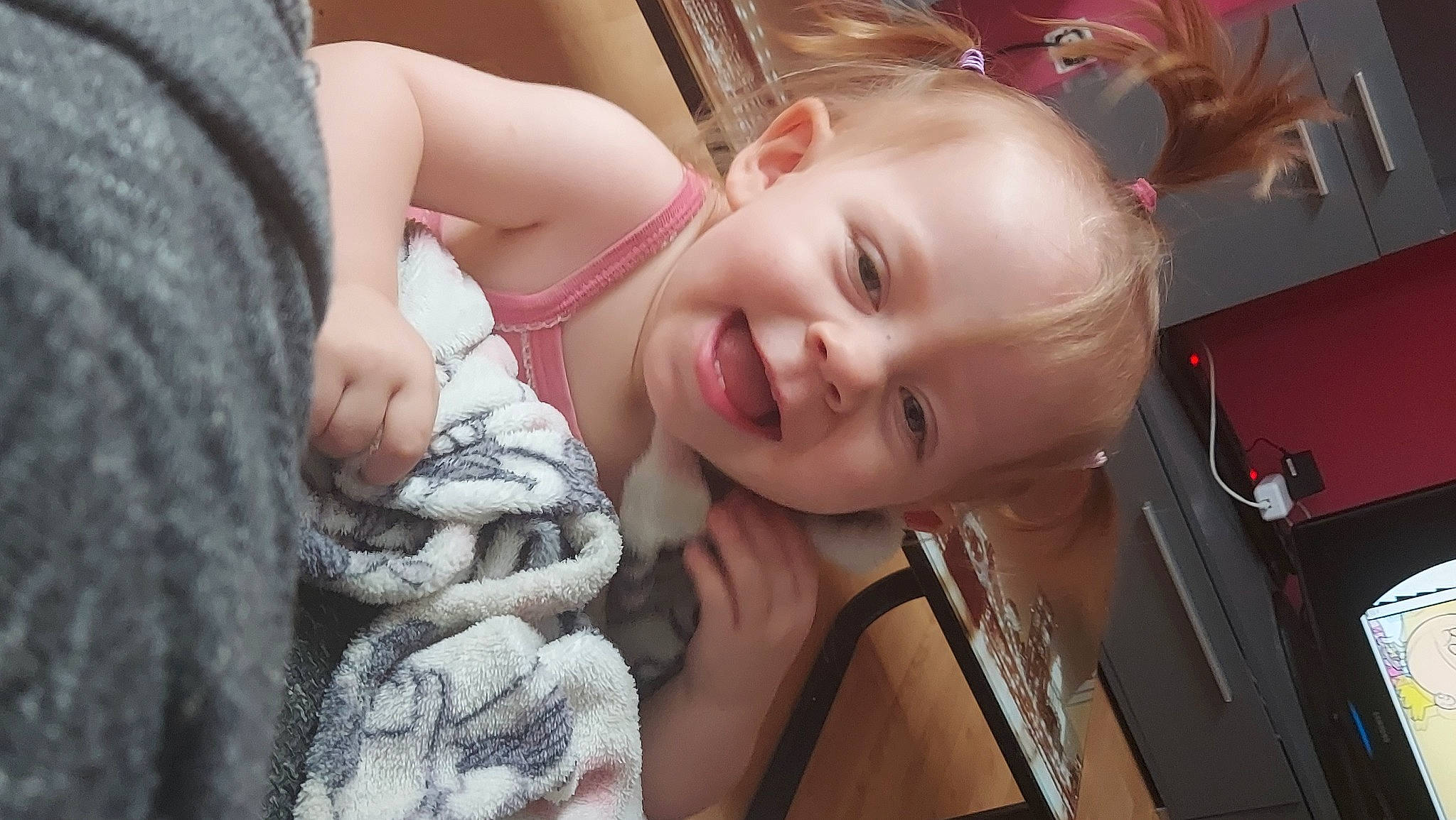 Solayna a rejoint le concours — aidez-le/la à gagner de superbes lots ! black_hair, chest, chin, ear, eyebrow, eyelash, finger, flash_photography, gesture, happy, iris, lip, mammal, mouth, muscle, neck, person, skin, smile, toddler