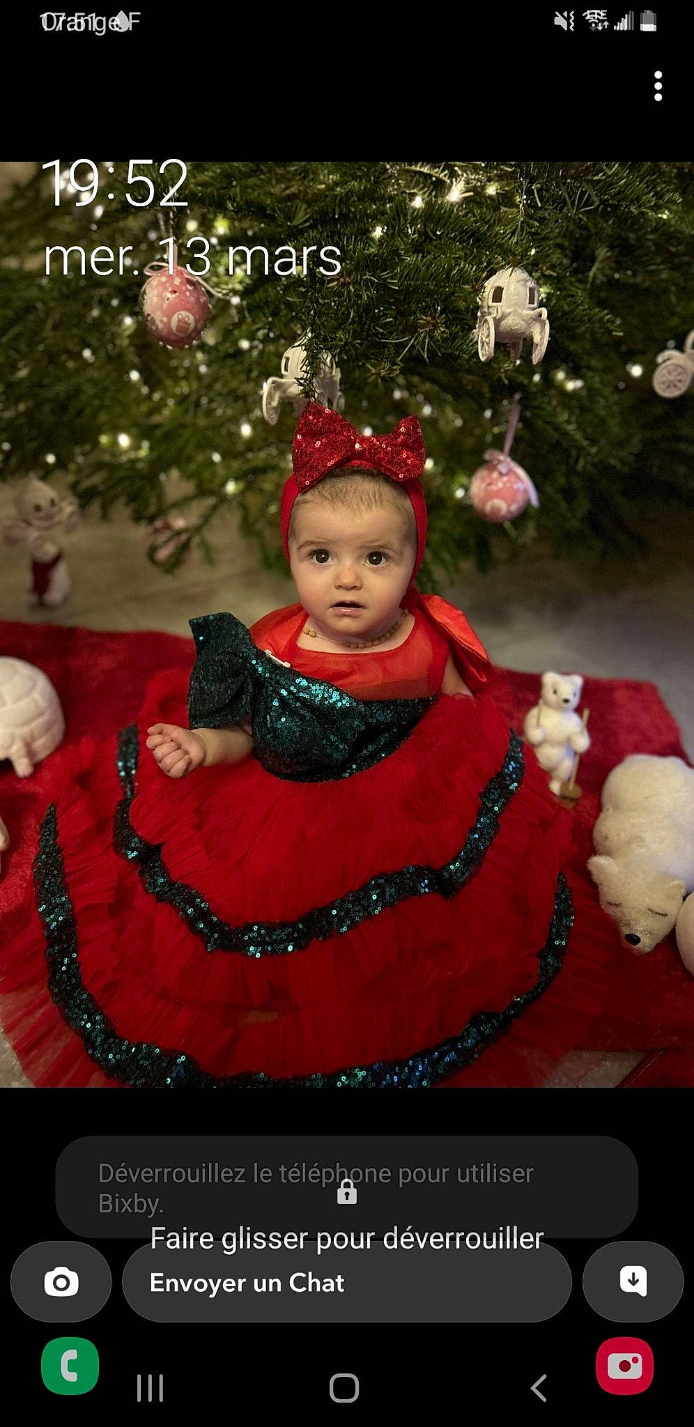 Ella participe au concours pour gagner de l'argent avec cette photo : baby, child, christmas, christmas_decoration, christmas_eve, christmas_ornament, christmas_tree, event, facial_expression, fictional_character, happy, headgear, holiday, holiday_ornament, jewellery, ornament, person, photo_caption, plant, toddler