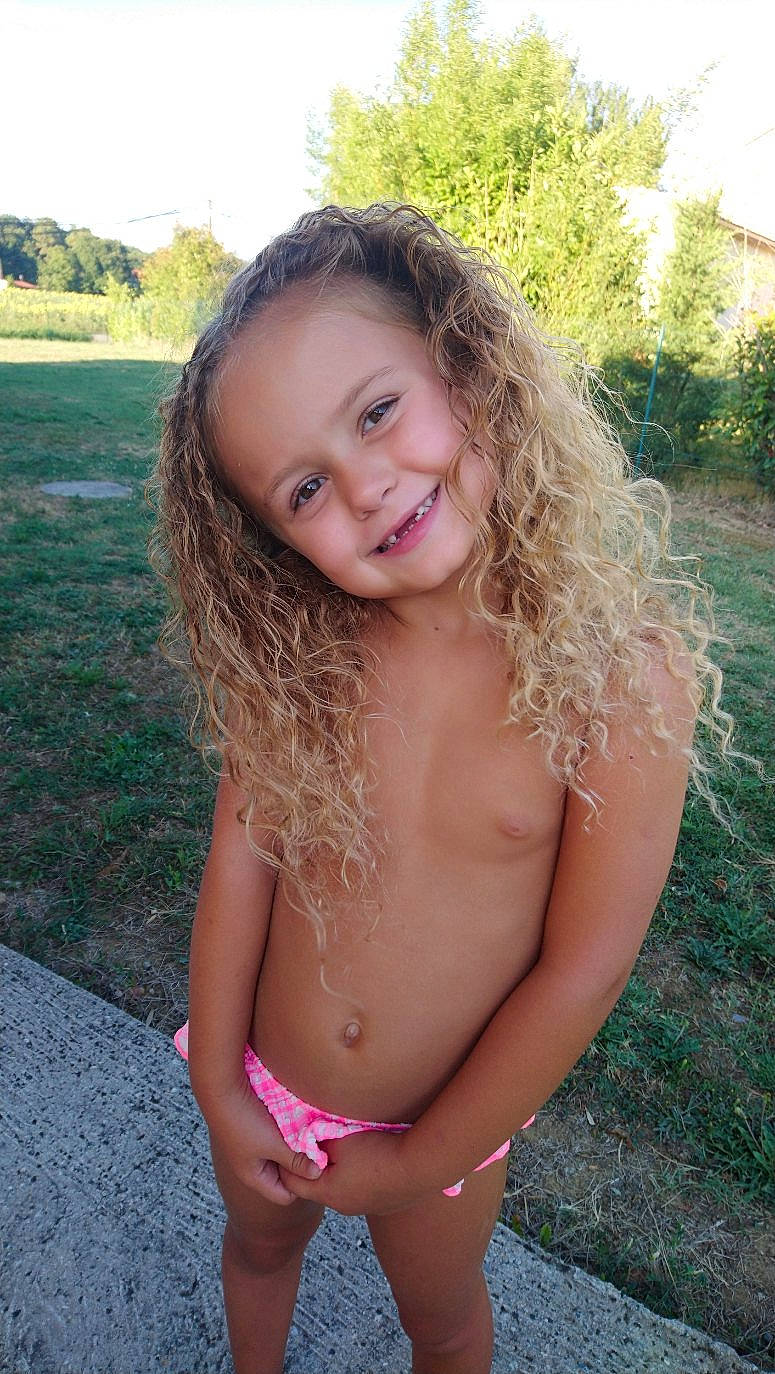 Maëlys participe au concours pour gagner de l'argent avec cette photo : abdomen, beauty, bikini, blond, brown_hair, chest, child, child_model, finger, fun, grass, hair, joy, lip, long_hair, mouth, navel, person, smile, summer