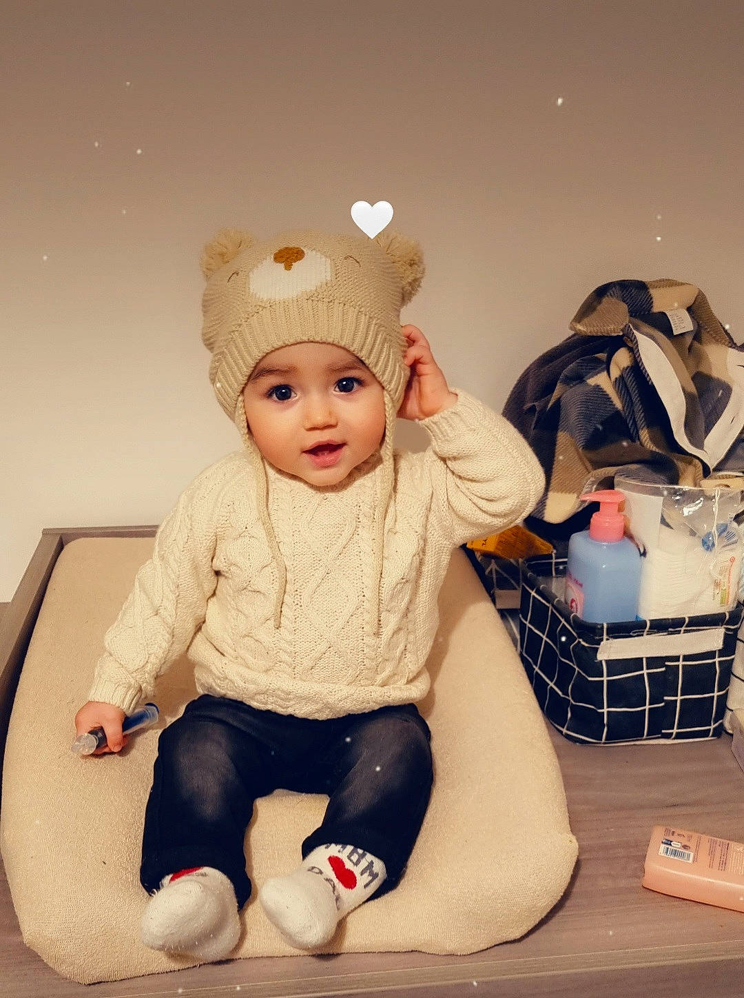 Livio participe au concours pour gagner de l'argent avec cette photo : baby, baby_toddler_clothing, cap, chair, child, comfort, fashion_accessory, flash_photography, fun, fur, happy, hat, headgear, headwear, knee, person, personal_protective_equipment, sitting, sleeve, sock