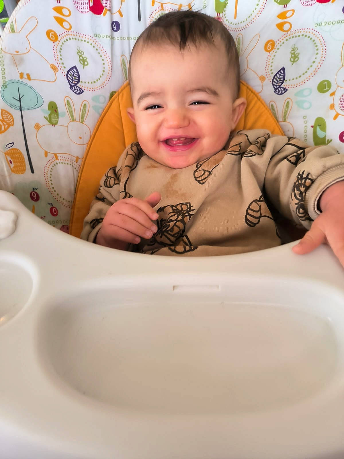 Livio participe au concours pour gagner de l'argent avec cette photo : baby, baby_laughing, baby_toddler_clothing, cheek, child, comfort, dishware, eye, facial_expression, fun, hairstyle, happy, head, joy, pattern, person, product, sitting, skin, sleeve