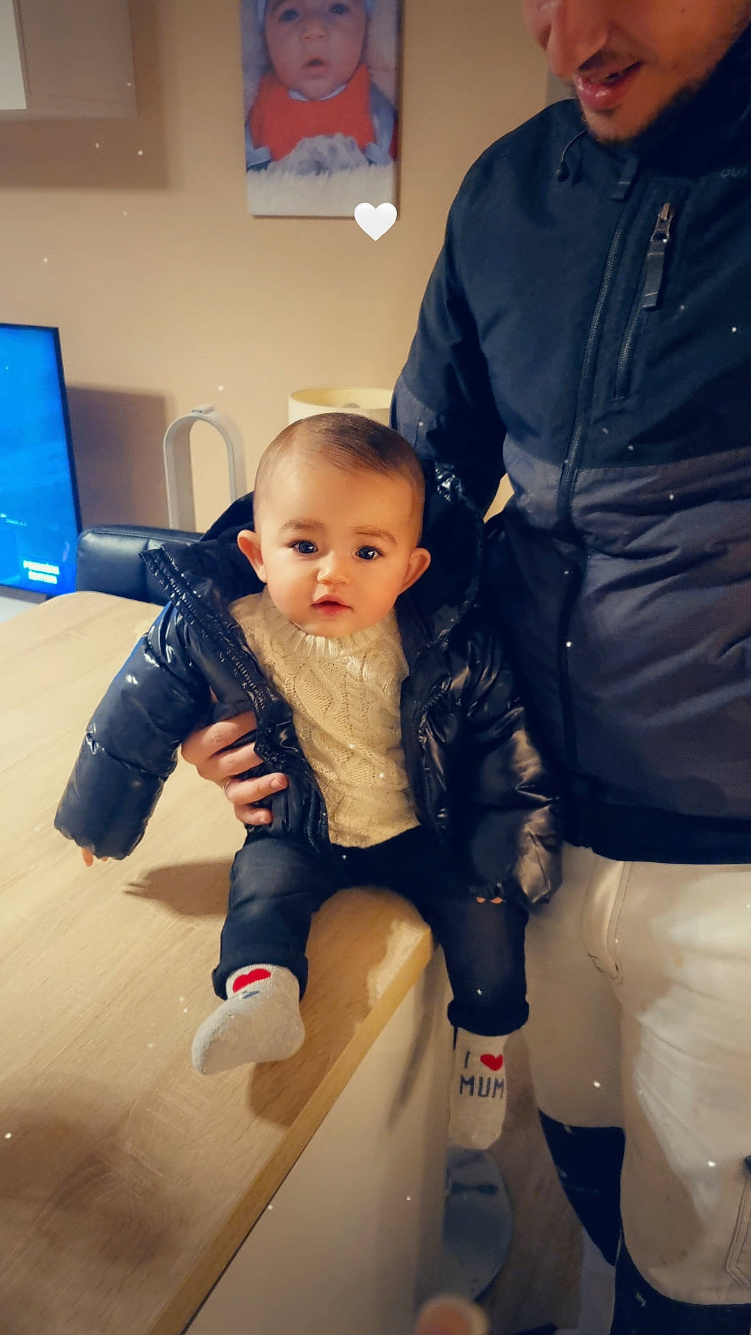 Livio participe au concours pour gagner de l'argent avec cette photo : baby, belt, blue, child, event, finger, flooring, fun, gesture, happy, headwear, joint, lap, people, person, sitting, sleeve, standing, t_shirt, television