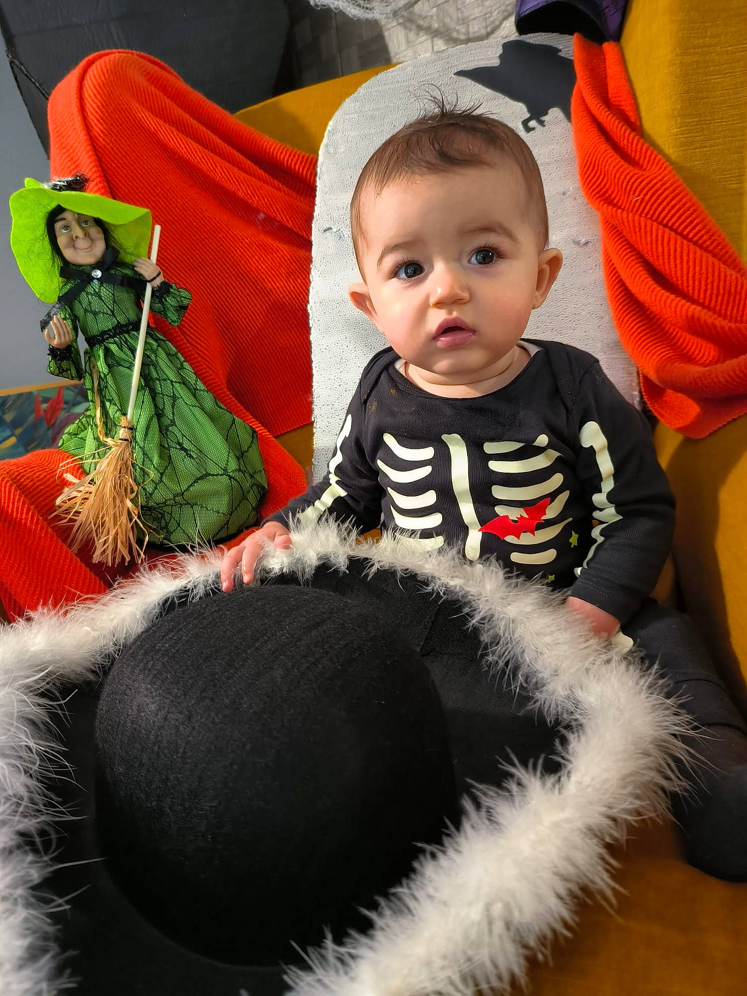 Livio a rejoint le concours — aidez-le/la à gagner de superbes lots ! baby, baby_toddler_clothing, black, child, comfort, cool, costume_hat, fun, fur_clothing, happy, hat, headgear, human, mammal, outerwear, person, sleeve, surprise, t_shirt, textile