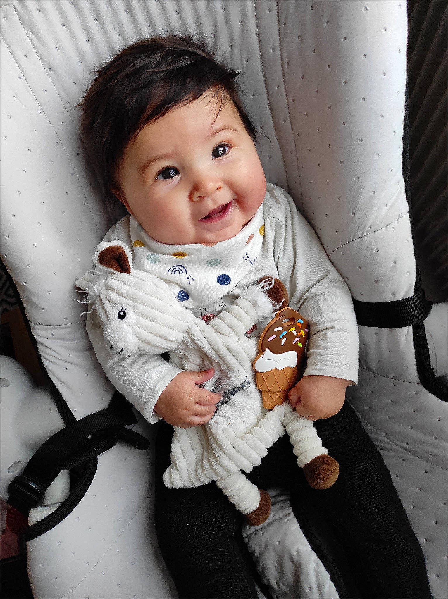 Yumi participe au concours pour gagner de l'argent avec cette photo : arm, baby, baby_toddler_clothing, chair, cheek, child, collar, comfort, flash_photography, happy, iris, linens, pattern, person, product, sitting, skin, sleeve, smile, textile