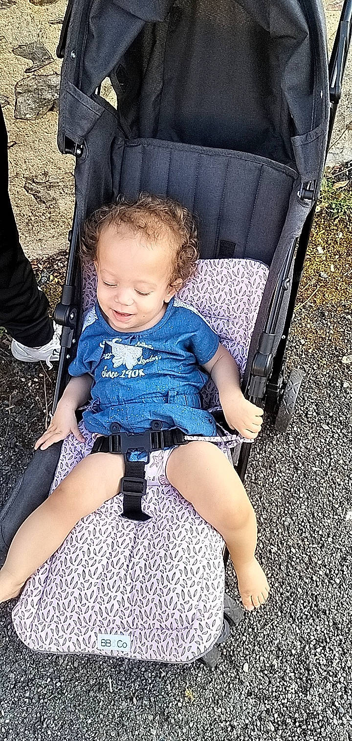 Thaïs participe au concours pour gagner de l'argent avec cette photo : baby, baby_products, baby_toddler_clothing, beauty, black, chair, child, comfort, day_dress, electric_blue, fashion_design, human_leg, lap, leg, one_piece_garment, pattern, person, purple, sitting, thigh