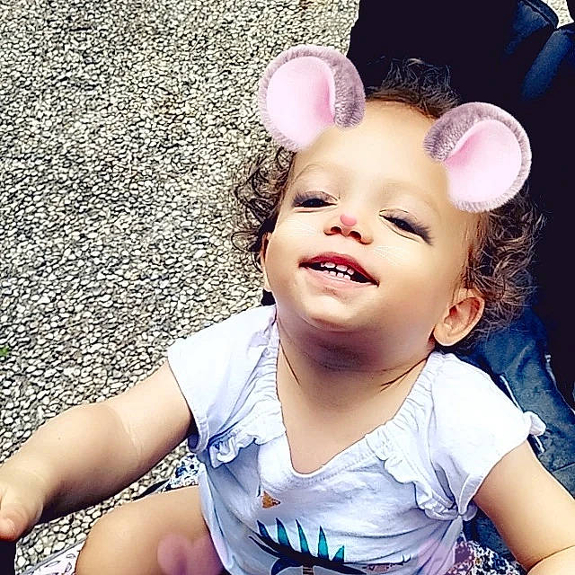 Thaïs participe au concours pour gagner de l'argent avec cette photo : baby, baby_toddler_clothing, beauty, child, cool, eyebrow, eyelash, finger, gesture, happy, mouth, neck, nose, person, pink, skin, sleeve, smile, t_shirt, toddler