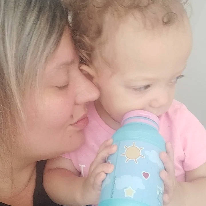 Thaïs participe au concours pour gagner de l'argent avec cette photo : arm, baby, baby_bottle, baby_toddler_clothing, cheek, drinkware, ear, face, finger, gesture, hand, happy, iris, joy, lip, mouth, neck, nose, organ, person