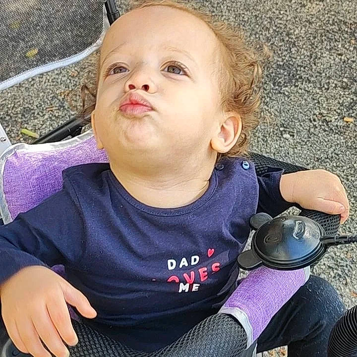 Thaïs a rejoint le concours — aidez-le/la à gagner de superbes lots ! arm, baby, baby_toddler_clothing, cheek, cool, ear, eyelash, facial_expression, finger, gesture, grass, happy, human_body, lip, mouth, nose, person, skin, sleeve, smile