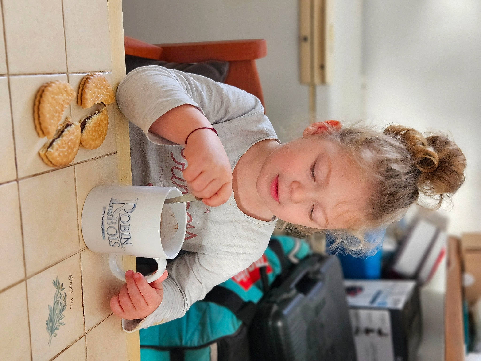 Anastasia a rejoint le concours — aidez-le/la à gagner de superbes lots ! child, comfort, food, happy, person, room, service, toddler, wood