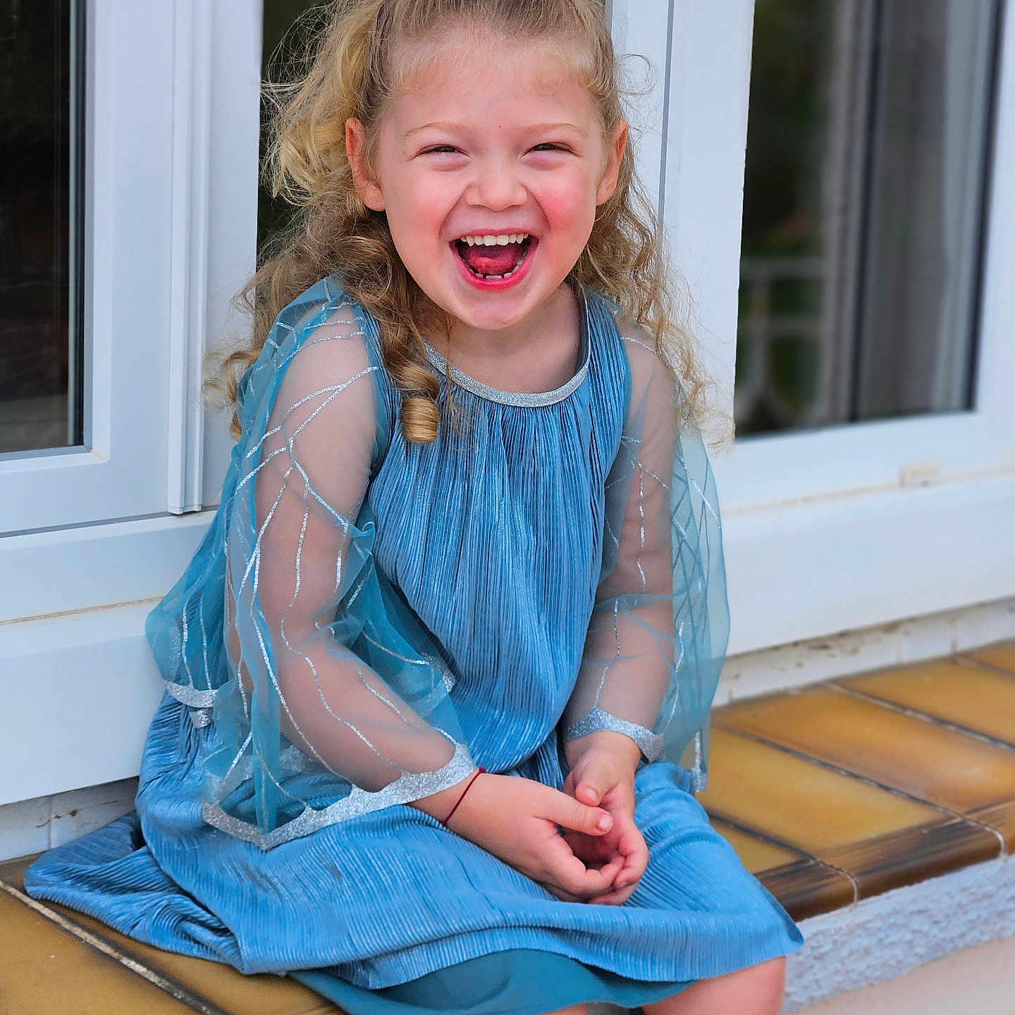 Anastasia participe au concours pour gagner de l'argent avec cette photo : baby, babylaughing, child, clothing, crying, dress, face, female, girl, happy, head, laughing, pants, person, photography, portrait, sad, sitting, smile, window
