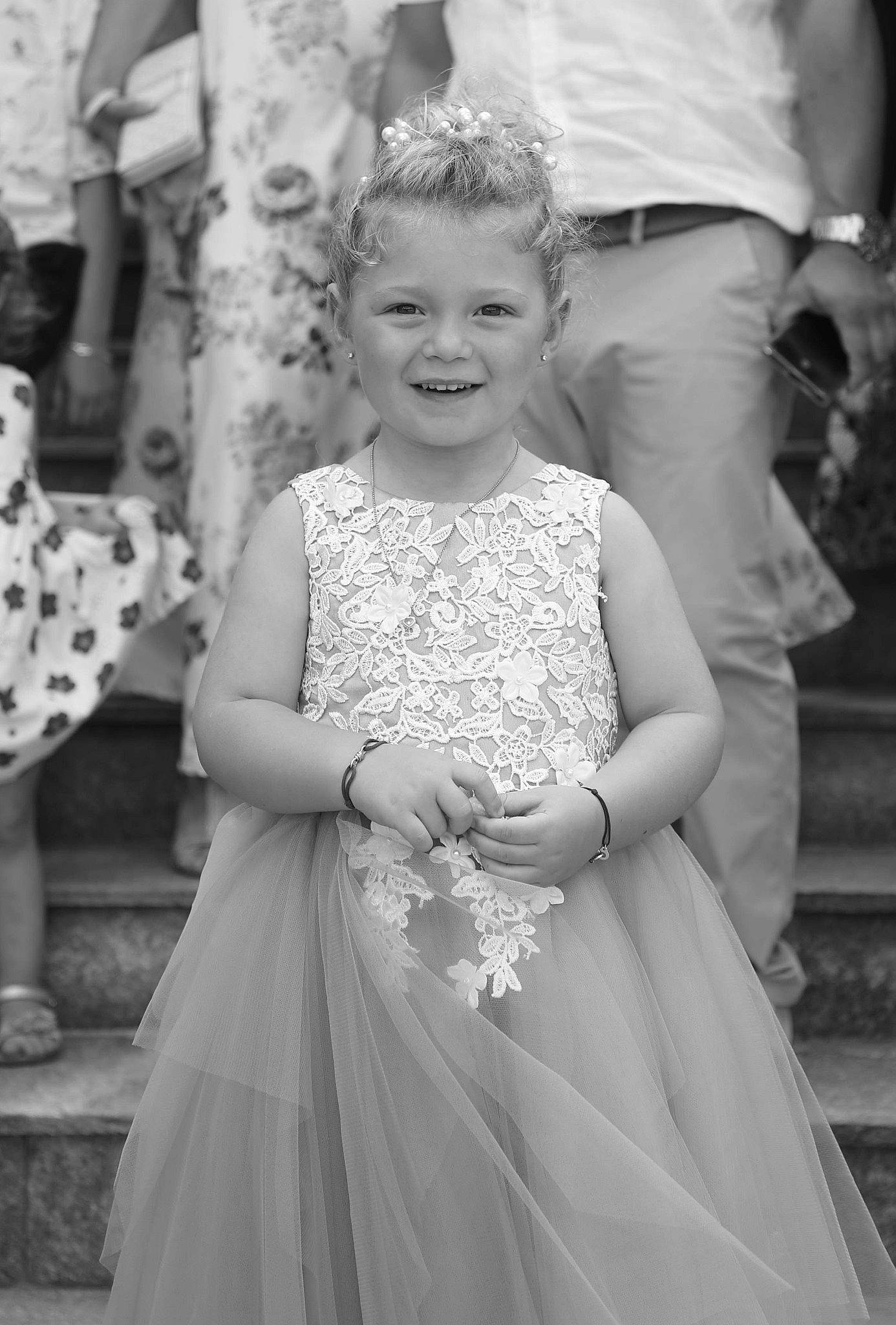 Anastasia participe au concours pour gagner de l'argent avec cette photo : black, black_and_white, bridal_clothing, dress, facial_expression, flash_photography, gesture, gown, hairstyle, happy, human, joy, person, photograph, shoulder, smile, social_group, standing, style, temple