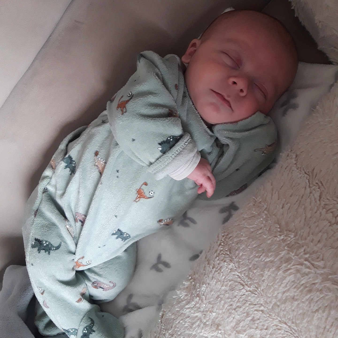 Maylon participe au concours pour gagner de l'argent avec cette photo : baby, bed, blanket, bodypart, bonnet, clothing, couch, cradle, crib, face, finger, furniture, hand, hat, head, infantbed, newborn, person, photography, portrait