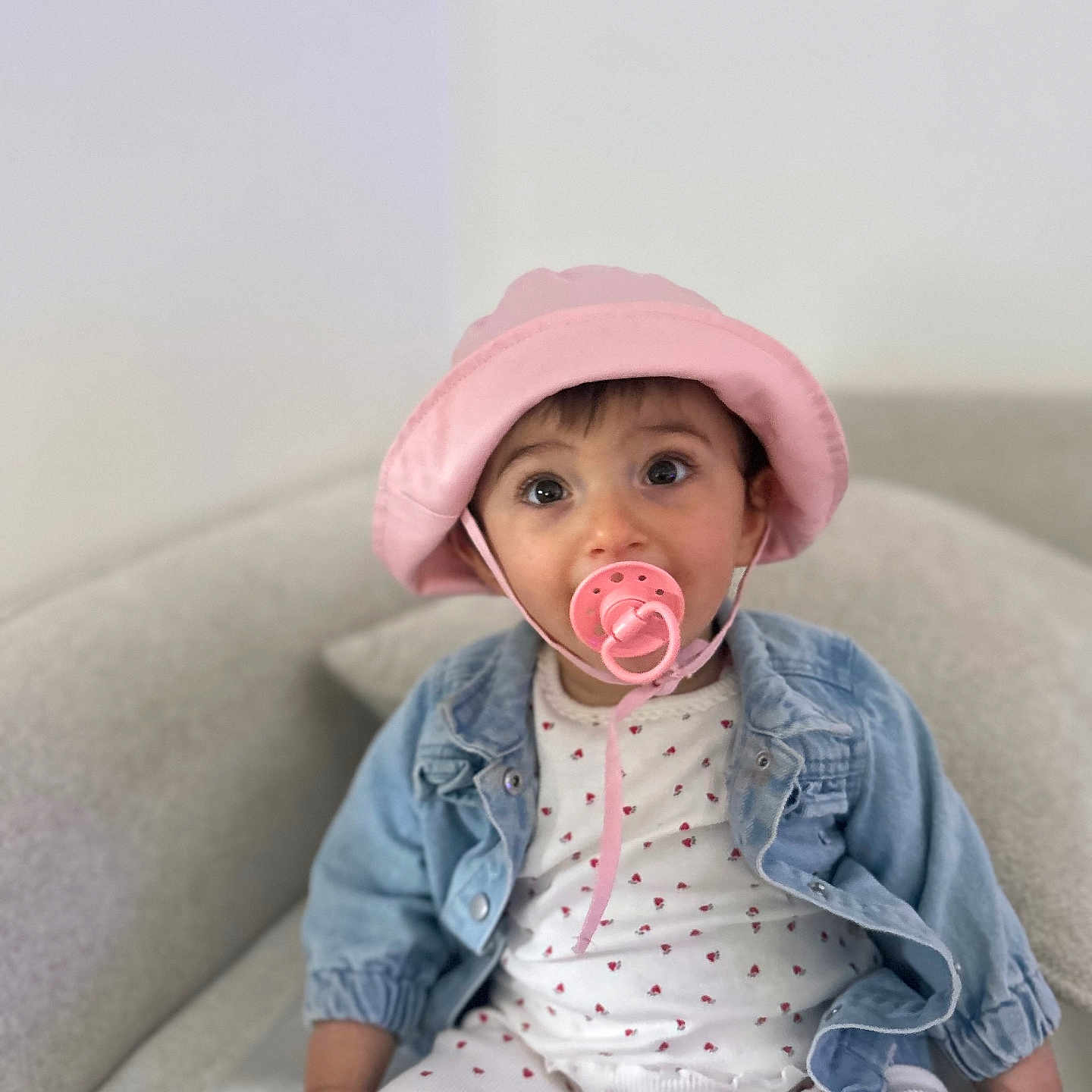 Aleja a rejoint le concours — aidez-le/la à gagner de superbes lots ! baby, biting, bonnet, cap, clothing, couch, face, furniture, happy, hat, head, jeans, pants, person, photography, portrait, sitting, sleeve, smile, yawning