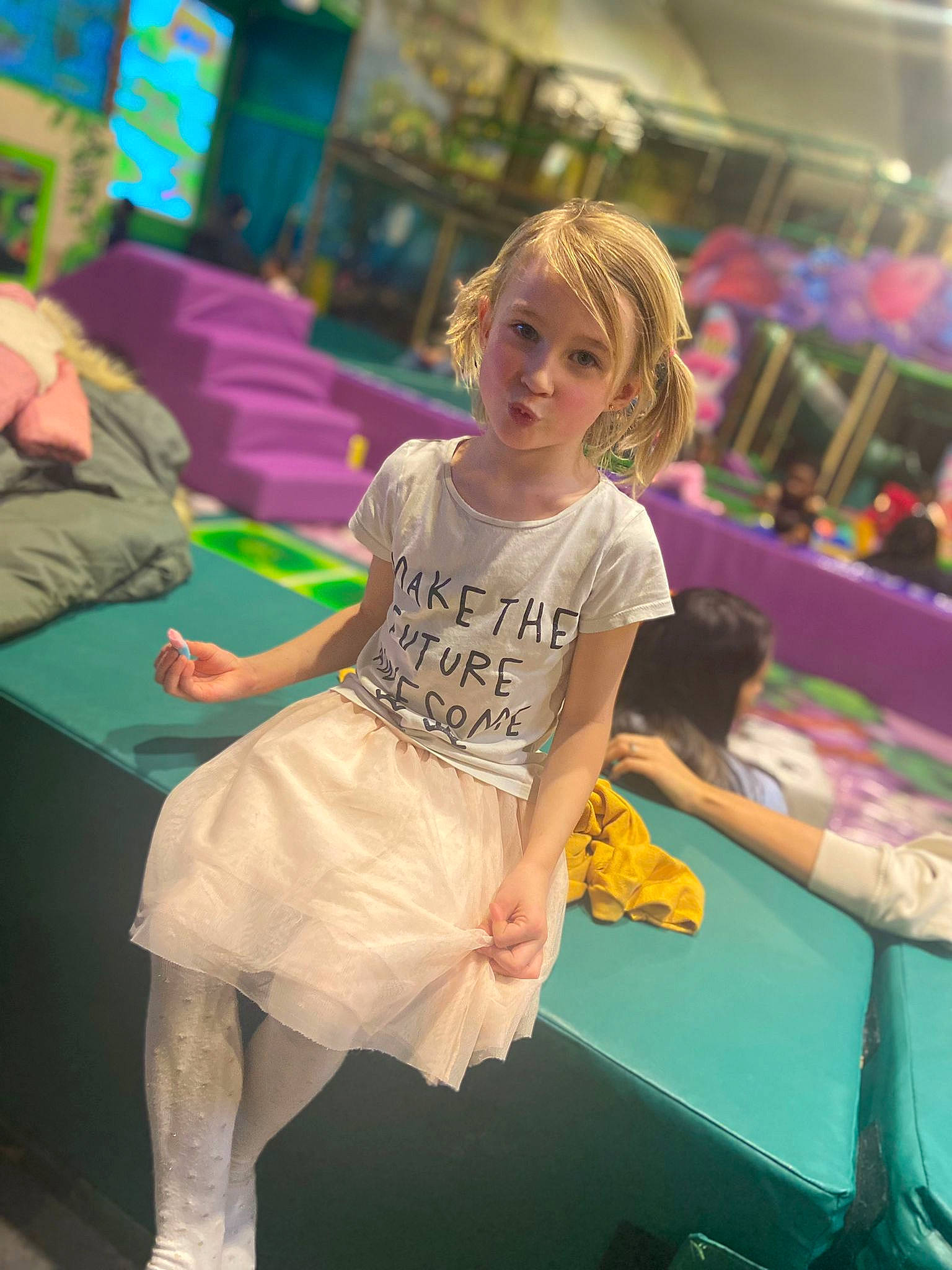 Alicia a rejoint le concours — aidez-le/la à gagner de superbes lots ! beauty, fashion_design, flooring, fun, green, hairstyle, happy, joint, leisure, magenta, mammal, people, person, pink, purple, recreation, t_shirt, textile, thigh, vertebrate