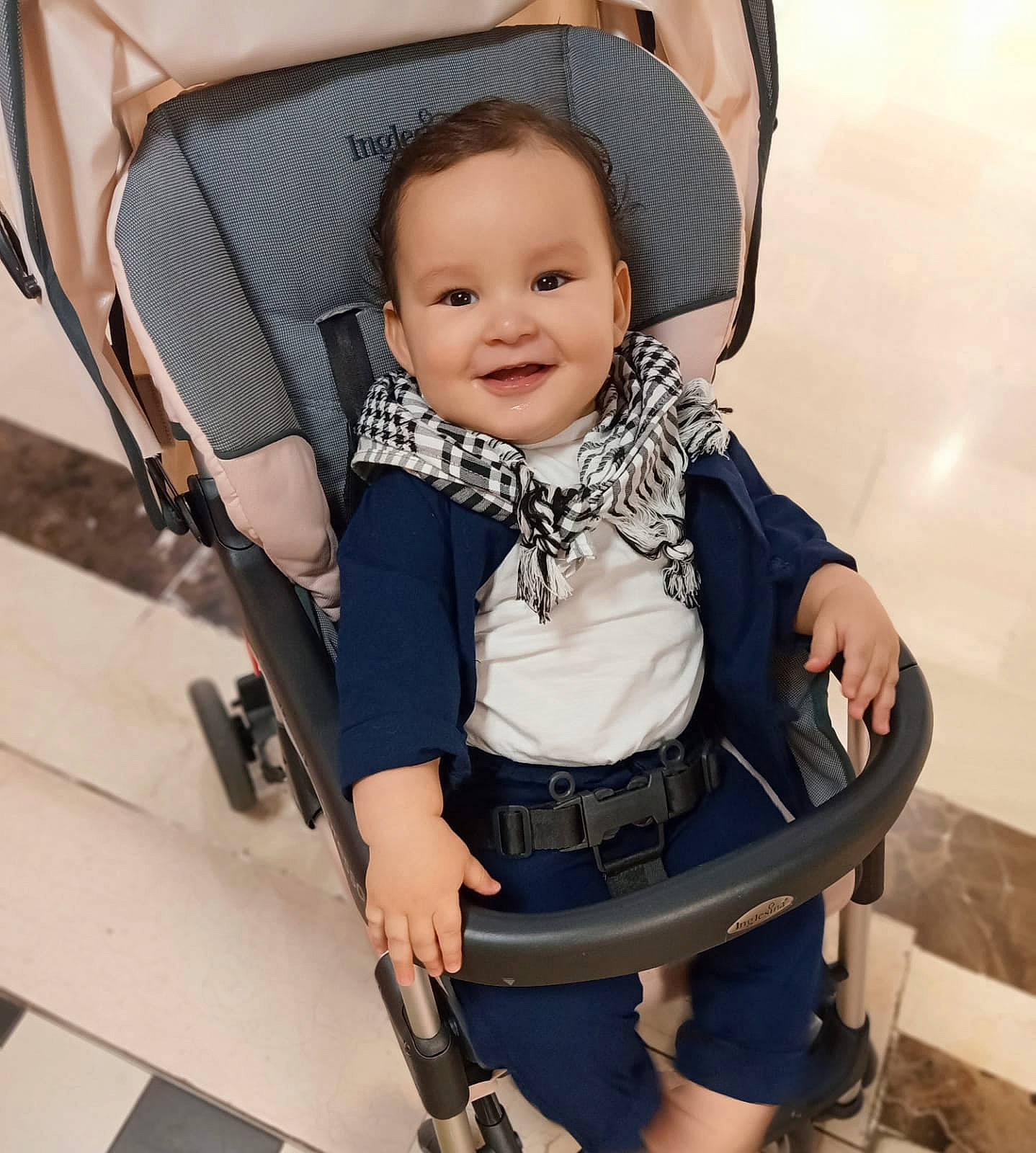 Jed a rejoint le concours — aidez-le/la à gagner de superbes lots ! auto_part, baby, baby_carriage, baby_products, baby_safety, baby_toddler_clothing, chair, child, comfort, electric_blue, fashion_accessory, happy, joy, person, product, sitting, skin, sleeve, smile, strap