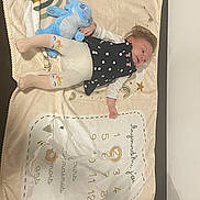 Victoria a rejoint le concours — aidez-le/la à gagner de superbes lots ! baby, blanket, child, cozy, cute, dress, happy, homedecor, infant, lying_down, person, plush_toy, polka_dot, rainbow, smile, soft, stars, tights, toy, unicorn