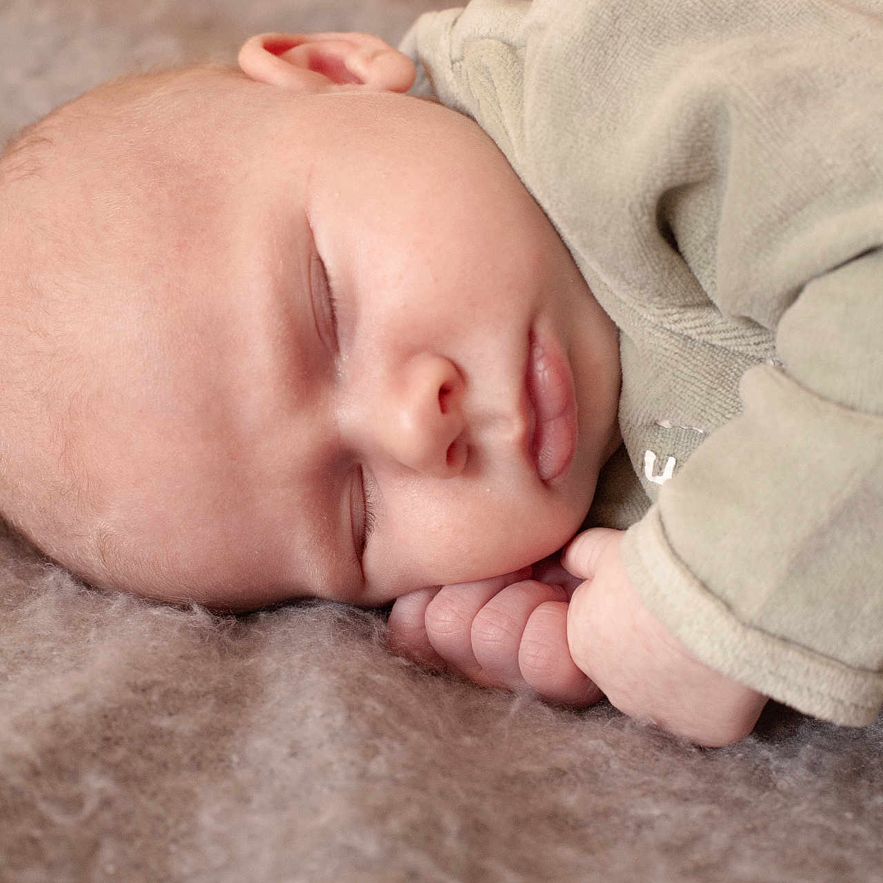 Tyler participe au concours pour gagner de l'argent avec cette photo : baby, blanket, bodypart, bonnet, clothing, face, finger, hand, happy, hat, head, newborn, person, photography, portrait, sleeping, smile, toe