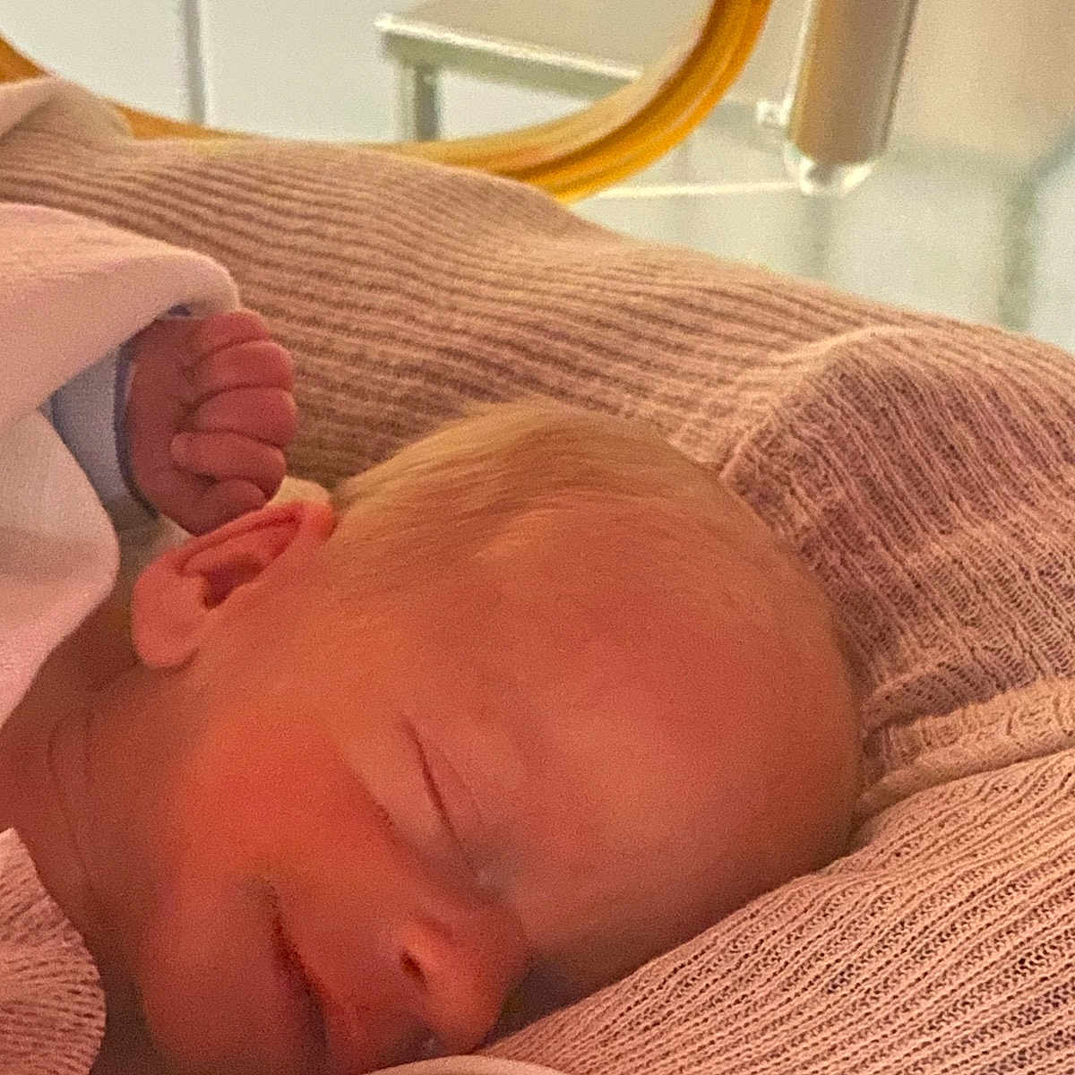 Lylio participe au concours pour gagner de l'argent avec cette photo : architecture, baby, bed, blanket, bodypart, building, clothing, face, finger, furniture, glove, hand, head, hospital, newborn, person, photography, portrait, quilt, sleeping