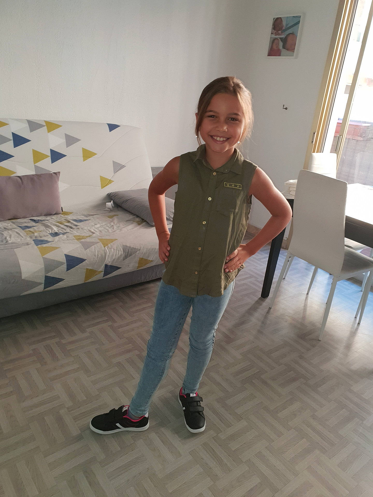 Louanne participe au concours pour gagner de l'argent avec cette photo : beauty, clothing, design, fashion, floor, flooring, footwear, fun, furniture, girl, joint, joy, leg, outerwear, person, shoe, shoulder, sitting, snapshot, standing