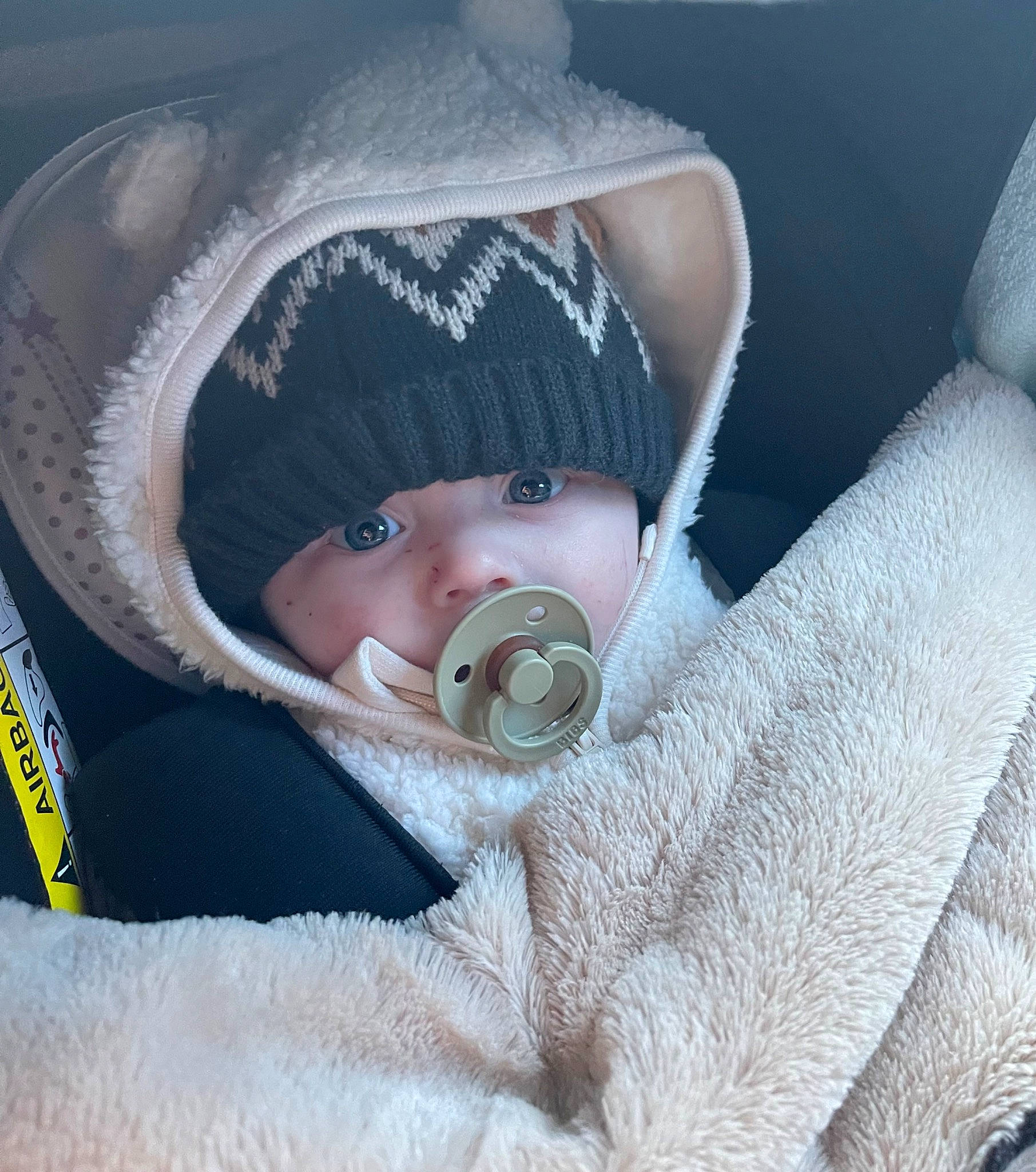 Tom participe au concours pour gagner de l'argent avec cette photo : baby, baby_products, baby_sleeping, cap, cheek, child, comfort, eye, eyebrow, eyelash, fashion_accessory, freezing, fur, headgear, headwear, knit_cap, linens, person, snow, textile