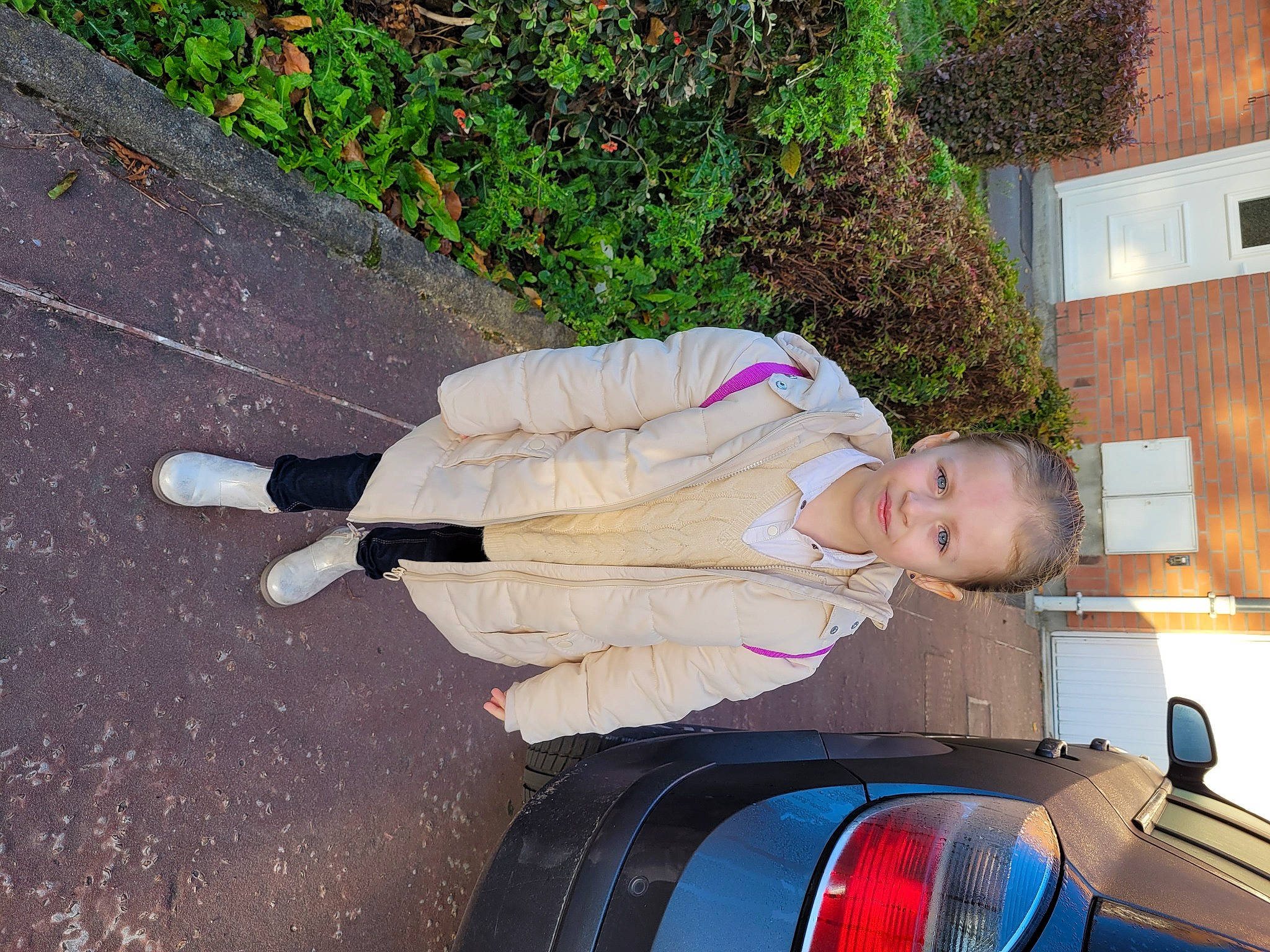 Cyhana a rejoint le concours — aidez-le/la à gagner de superbes lots ! asphalt, automotive_design, automotive_exterior, automotive_lighting, automotive_tail_brake_light, automotive_tire, bumper, car, fender, hood, motor_vehicle, person, personal_luxury_car, plant, road_surface, tire, toddler, tree, trunk, vehicle