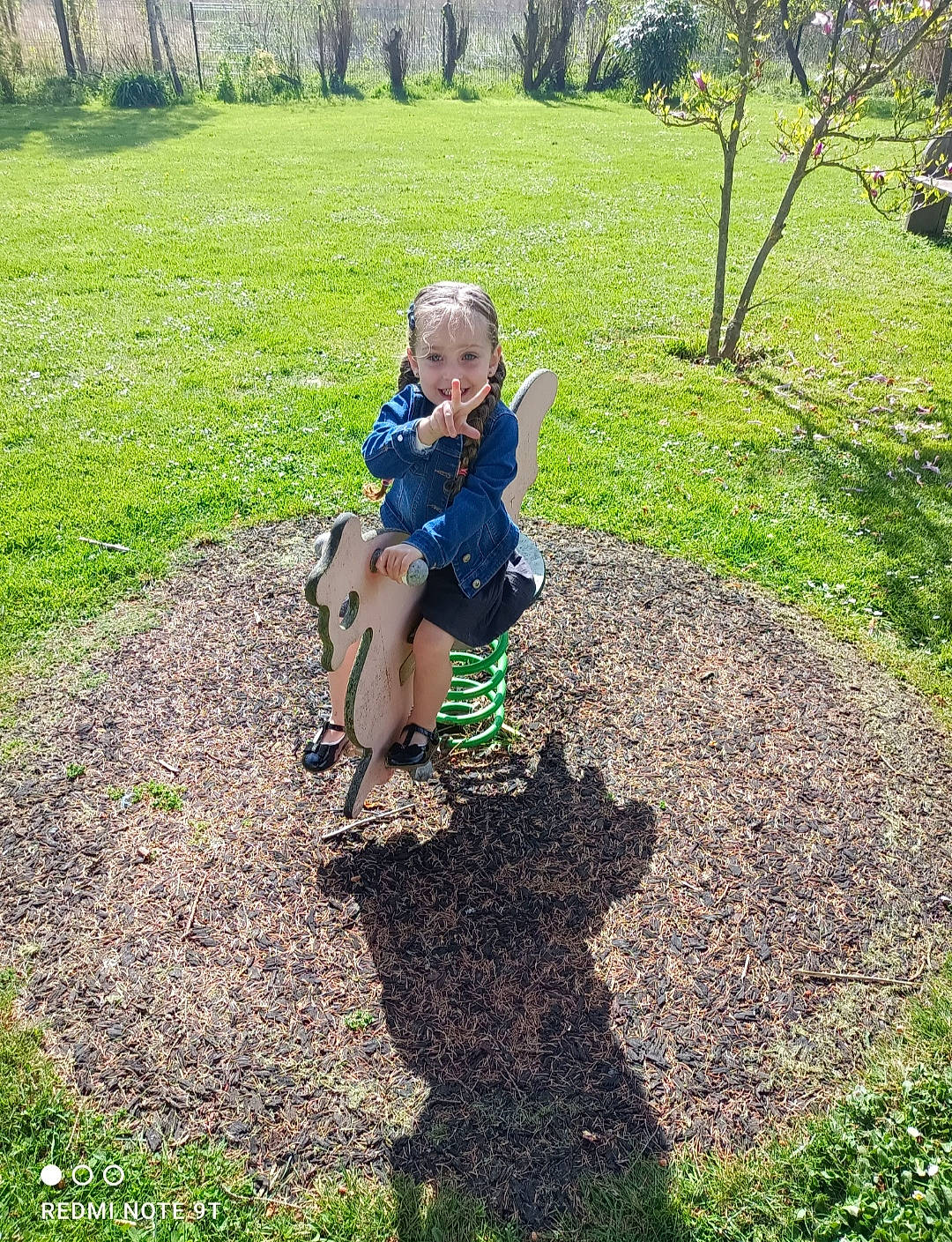 Lola a rejoint le concours — aidez-le/la à gagner de superbes lots ! botany, grass, grass_family, grassland, groundcover, hat, joy, landscape, landscaping, lawn, leaf, leisure, people_in_nature, person, plant, recreation, shrub, soil, sun_hat, toddler