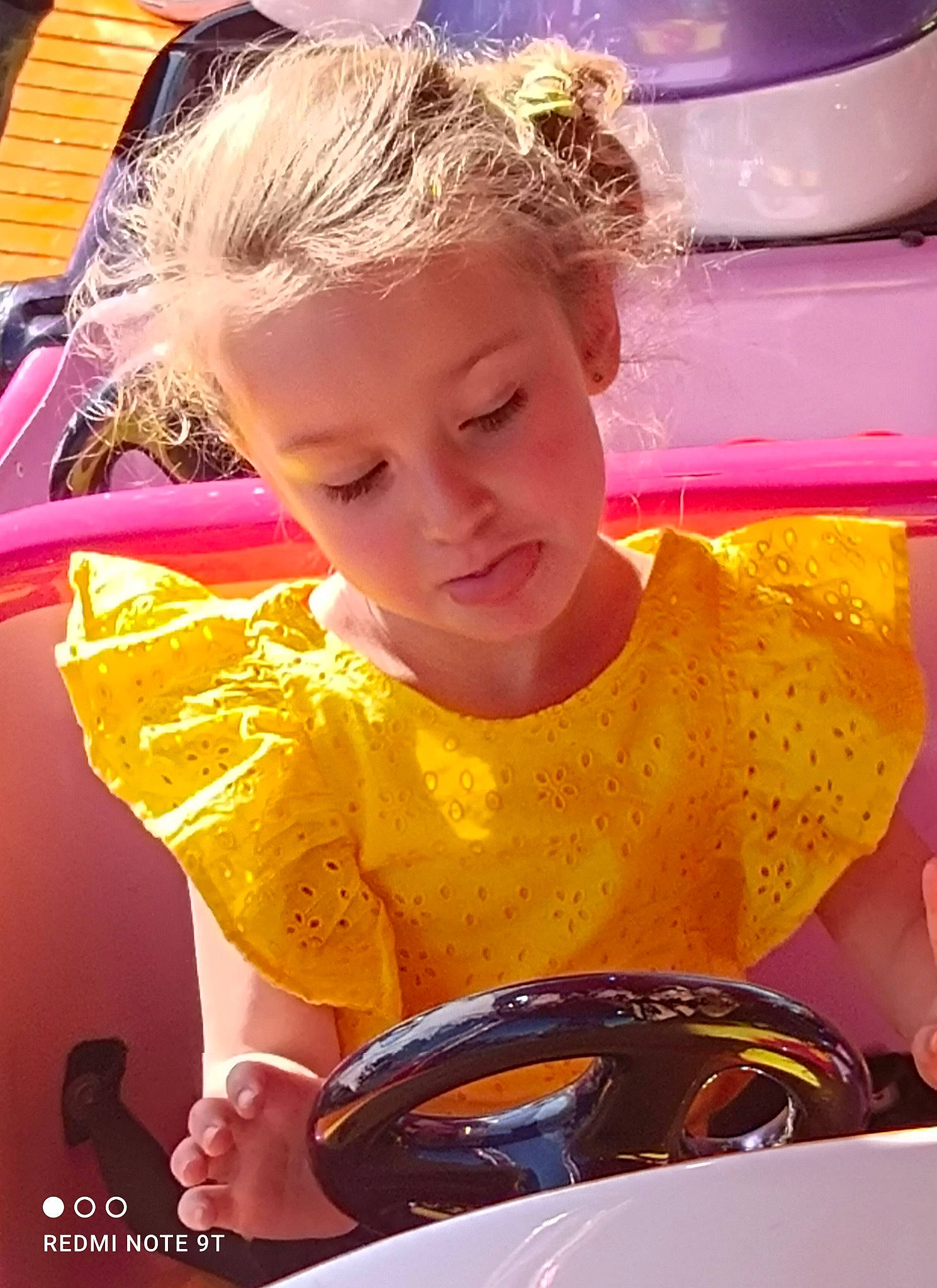 Lola participe au concours pour gagner de l'argent avec cette photo : baby, baby_products, beauty, child, event, eyewear, facial_expression, fashion_accessory, fun, happy, leisure, lip, liquid_bubble, orange, person, personal_protective_equipment, pink, product, public_event, skin