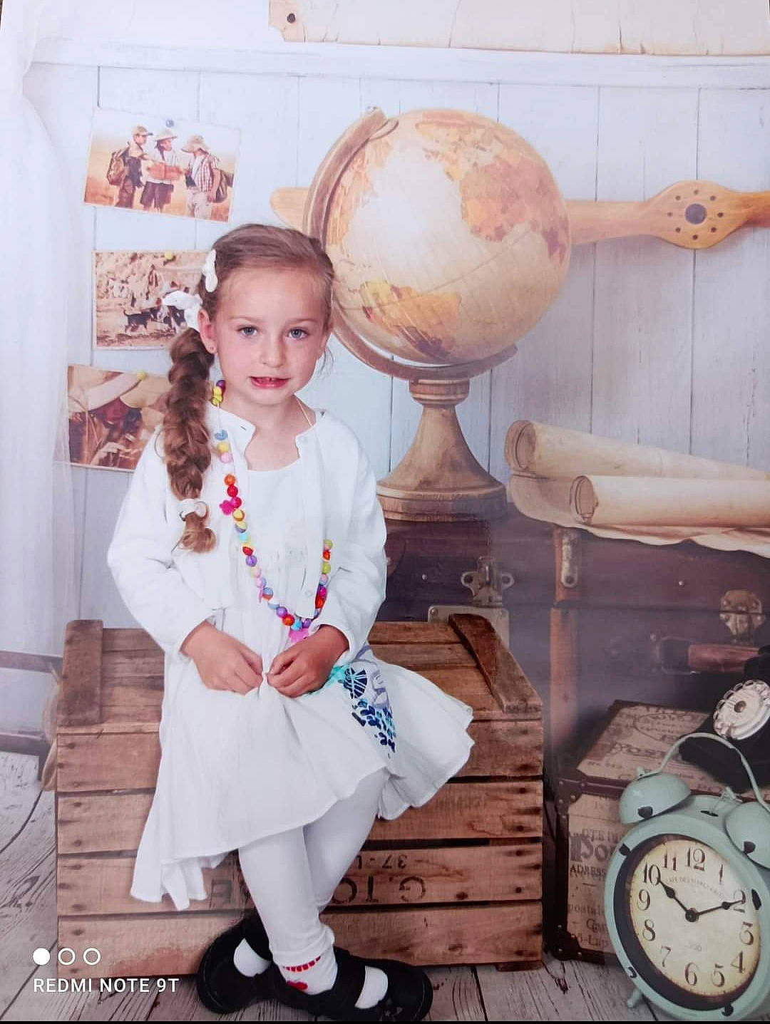 Lola a rejoint le concours — aidez-le/la à gagner de superbes lots ! art, baby_toddler_clothing, ball, child, fashion_design, formal_wear, hairstyle, happy, pattern, peach, person, pink, room, sandal, sitting, smile, textile, toddler, toy, vintage_clothing
