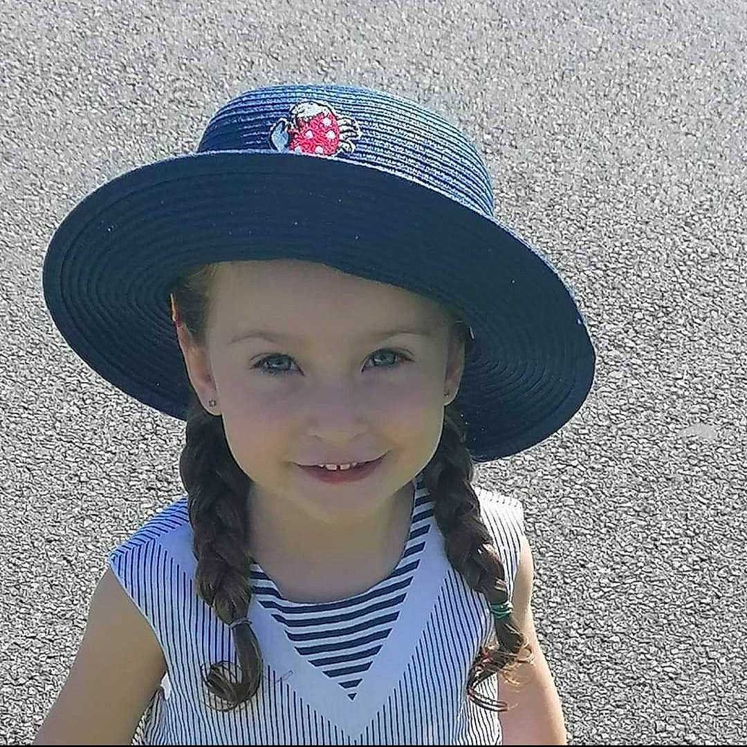 Lola participe au concours pour gagner de l'argent avec cette photo : beauty, cap, cool, costume_hat, electric_blue, face, fashion_accessory, flash_photography, fun, happy, hat, headgear, headwear, joy, lip, pattern, people_in_nature, person, sleeve, smile