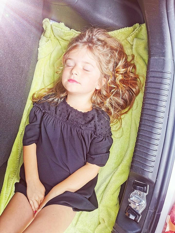 Aïmy participe au concours pour gagner de l'argent avec cette photo : arm, beauty, child, child_model, cool, eye, hair, happy, leg, long_hair, person, photography, plant, sitting, thigh, toddler