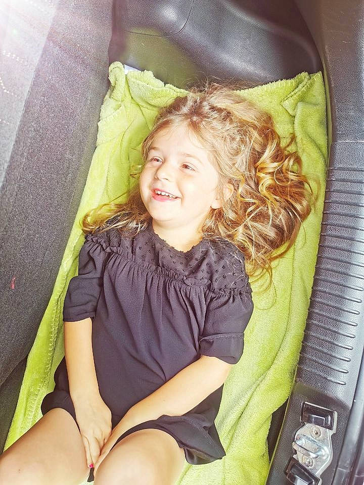 Aïmy a rejoint le concours — aidez-le/la à gagner de superbes lots ! blond, child, fun, happy, joy, leg, long_hair, person, sitting, smile