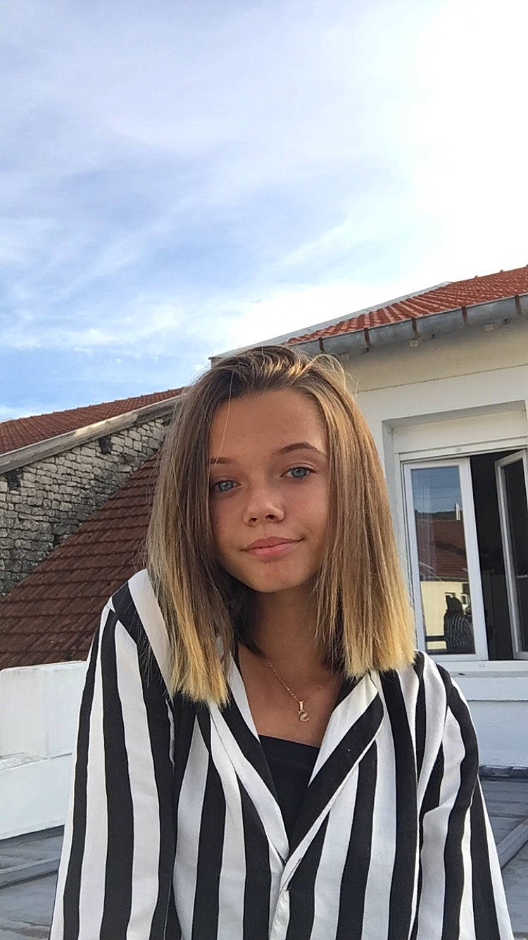 Soëly participe au concours pour gagner de l'argent avec cette photo : blond, brown_hair, hair, hairstyle, long_hair, outerwear, person, photography, surfer_hair