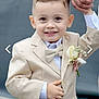 Sloan a rejoint le concours — aidez-le/la à gagner de superbes lots ! background_blur, bow_tie, boy, buttoned_jacket, celebration, child, cute, event, face, flower, formal_wear, hand_holding, happy, outdoor, person, portrait, short_hair, small_boy, smiling, suit