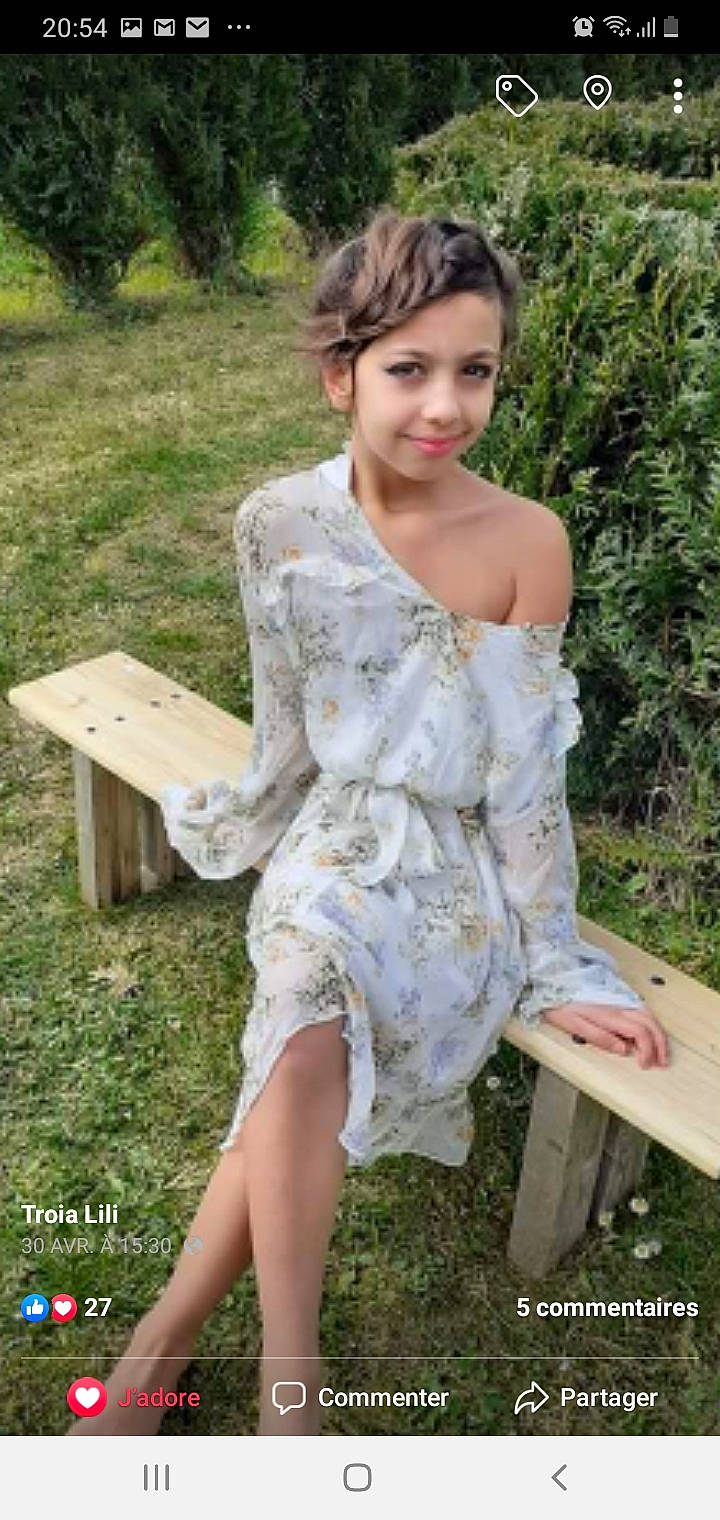 Lisa a rejoint le concours — aidez-le/la à gagner de superbes lots ! beauty, blond, brown_hair, clothing, dress, fashion, finger, grass, hair, hairstyle, joy, leg, long_hair, model, person, photo_shoot, photography, shoe, shoulder, sitting