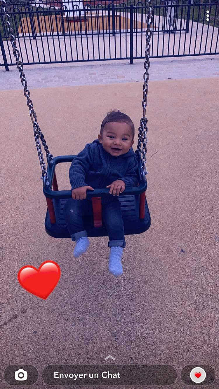 Wayne participe au concours pour gagner de l'argent avec cette photo : baby, carmine, child, city, electric_blue, facial_expression, fun, grass, happy, human_body, leisure, material_property, outdoor_play_equipment, people_in_nature, person, play, playground, recreation, smile, swing