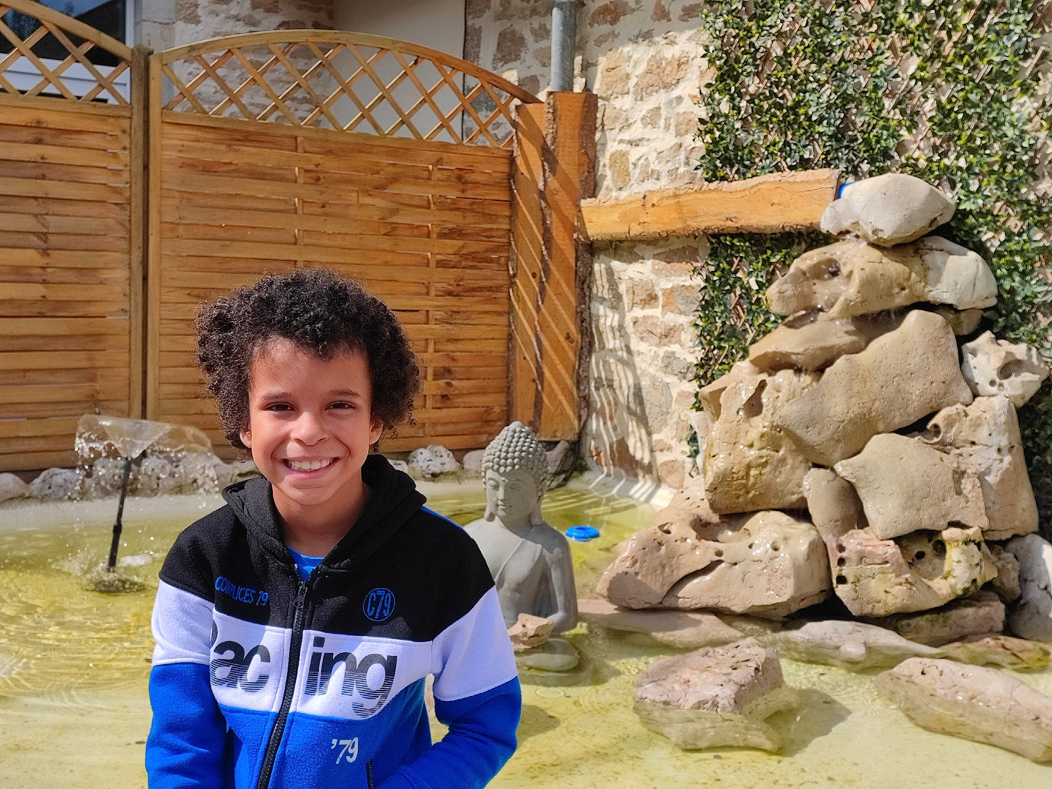 Jahnael a rejoint le concours — aidez-le/la à gagner de superbes lots ! bedrock, fun, grass, hoodie, house, jacket, joy, landscape, leisure, person, plant, recreation, rock, smile, soil, stone_wall, tourism, tree, vacation, wall