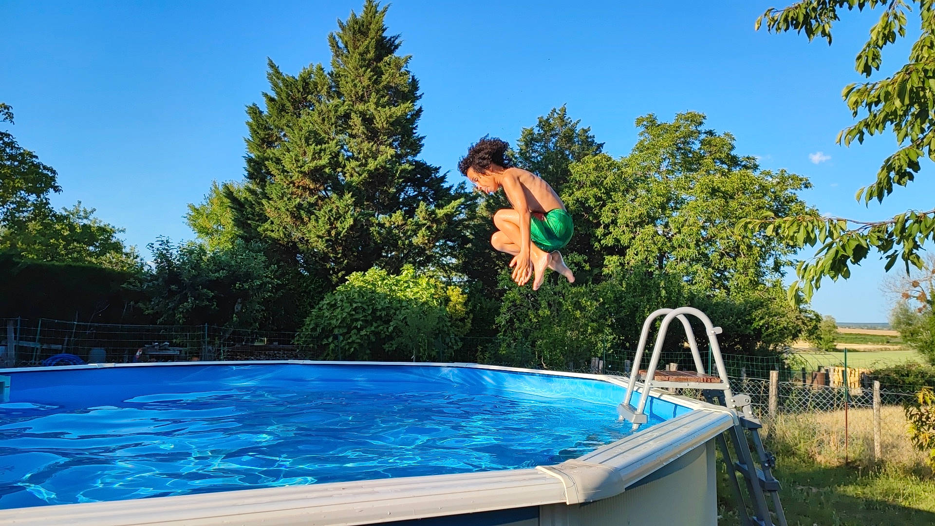 Jahnael a rejoint le concours — aidez-le/la à gagner de superbes lots ! azure, electric_blue, fun, grass, happy, landscape, leisure, leisure_centre, natural_landscape, people_in_nature, person, plant, recreation, resort_town, shade, sky, swimming_pool, swimwear, tree, vacation