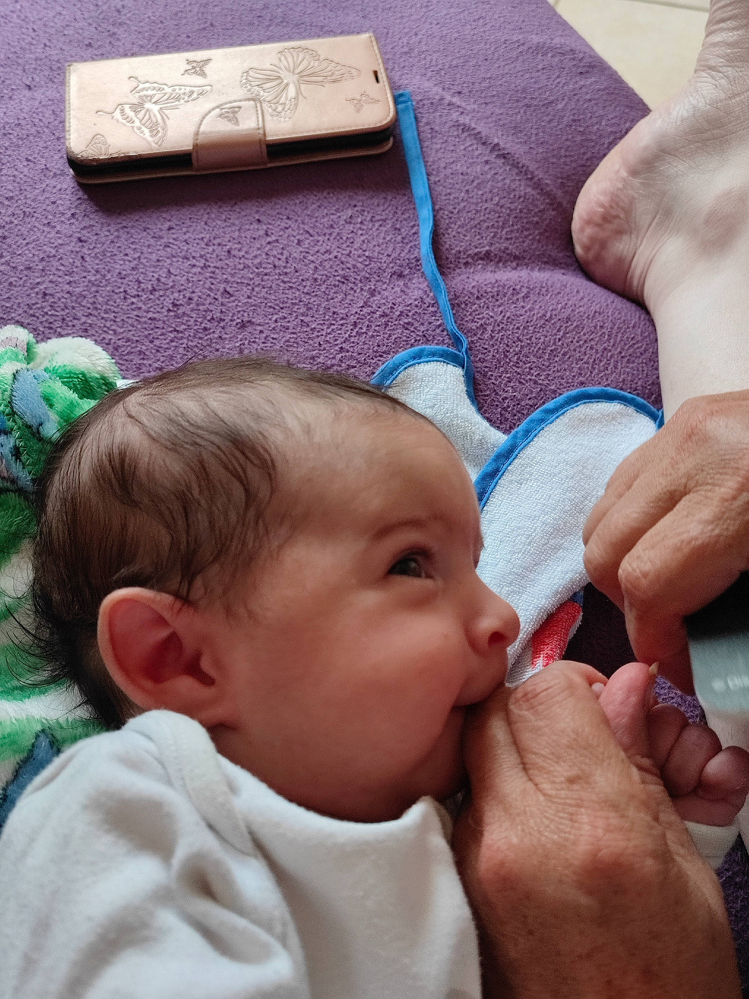 Mahéna participe au concours pour gagner de l'argent avec cette photo : baby, cheek, child, comfort, face, facial_expression, finger, gesture, green, hairstyle, hand, human, lip, mouth, nose, organ, person, photograph, skin, thumb