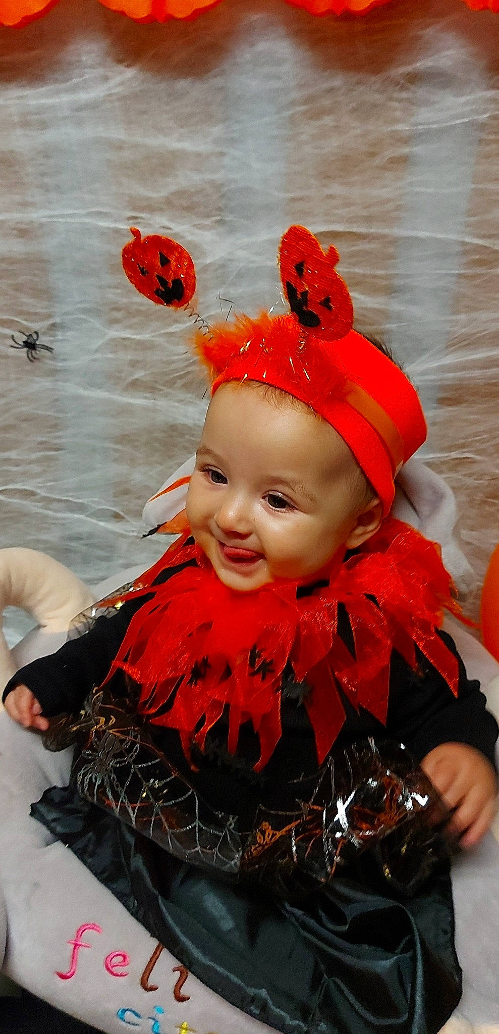 Gillya participe au concours pour gagner de l'argent avec cette photo : baby, baby_toddler_clothing, cap, child, costume_hat, entertainment, event, fashion_accessory, fictional_character, fun, hair_accessory, happy, hat, headband, headpiece, headwear, joy, orange, party_supply, person