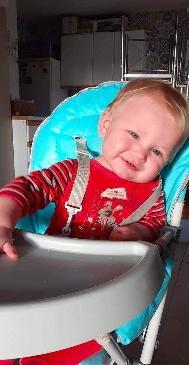 Noah participe au concours pour gagner de l'argent avec cette photo : arm, baby_products, blue, cheek, eye, face, finger, fun, green, hairstyle, head, human, joy, lip, people, person, product, recreation, room, sitting