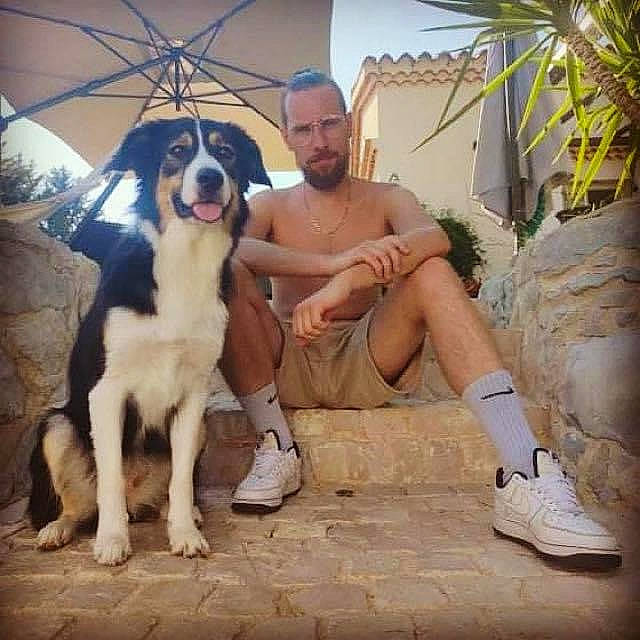 Pearl participe au concours pour gagner de l'argent avec cette photo : arecales, boot, carnivore, companion_dog, dog, dog_breed, eyewear, fawn, fun, guard_dog, hat, leg, leisure, plant, shorts, sitting, sneakers, sporting_group, thigh, working_animal