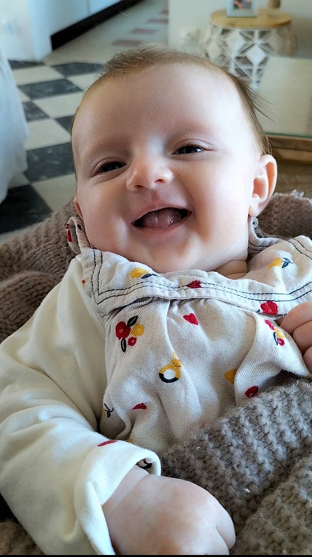 Alix participe au concours pour gagner de l'argent avec cette photo : baby, baby_toddler_clothing, cheek, chin, collar, eyebrow, face, facial_expression, finger, happy, head, iris, lip, mouth, nose, person, product, skin, sleeve, smile