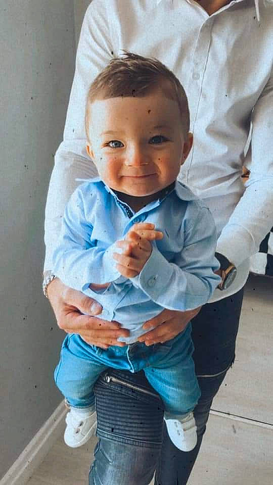 Cameron a rejoint le concours — aidez-le/la à gagner de superbes lots ! arm, baby, baby_toddler_clothing, finger, gesture, hand, happy, head, human_body, joint, joy, leg, lip, nose, outerwear, person, skin, sleeve, smile, standing