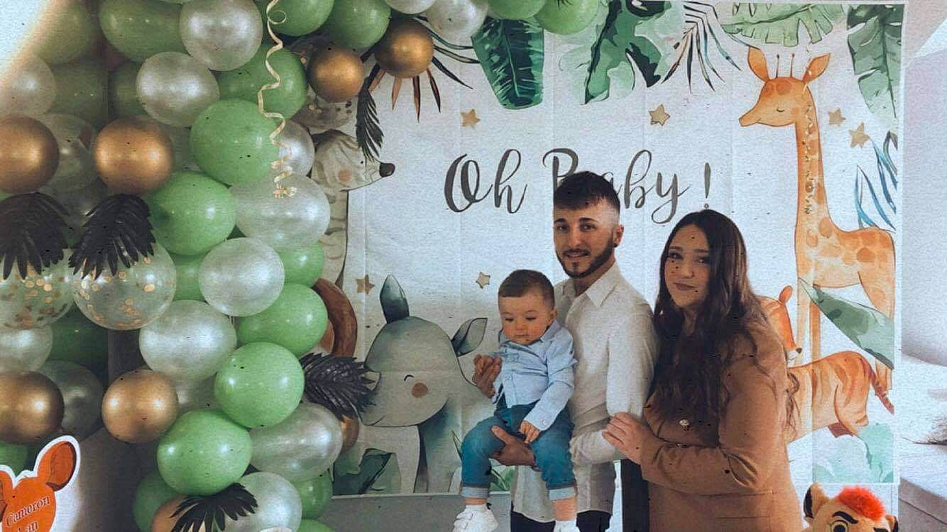 Cameron participe au concours pour gagner de l'argent avec cette photo : adaptation, balloon, child, community, event, fun, green, happy, human, joy, leisure, natural_foods, organ, organism, party_supply, people, person, photograph, shirt, smile