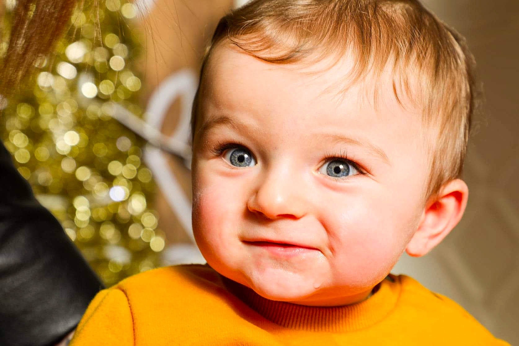 Cameron a rejoint le concours — aidez-le/la à gagner de superbes lots ! baby, cheek, chin, christmas_ornament, close_up, ear, eyebrow, eyelash, finger, forehead, fun, gesture, happy, human, iris, joy, lip, mouth, nose, person