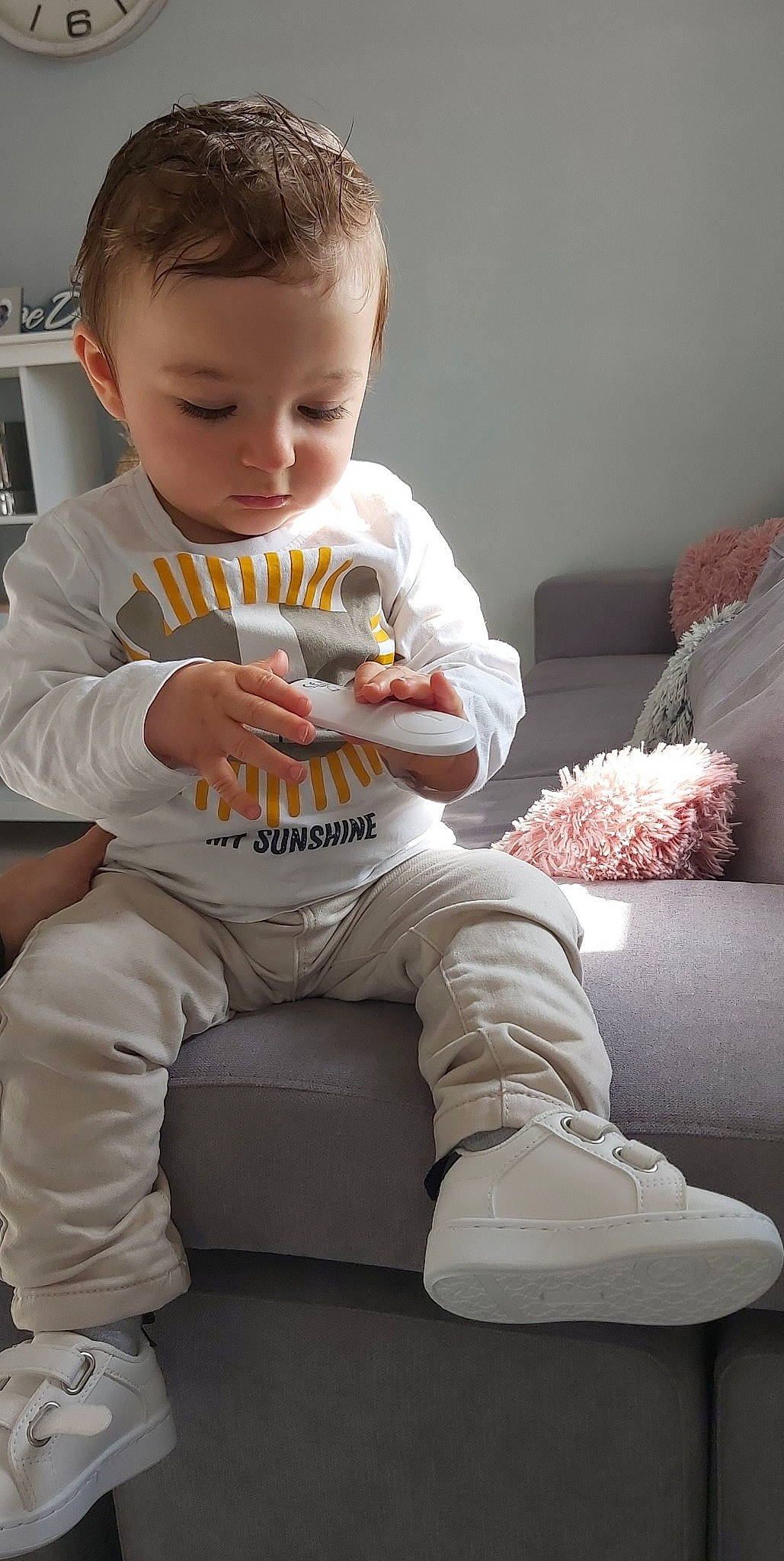 Cameron participe au concours pour gagner de l'argent avec cette photo : baby, baby_toddler_clothing, comfort, face, finger, flooring, hairstyle, happy, head, joint, knee, leg, outerwear, person, shoe, skin, sleeve, t_shirt, thigh, toddler