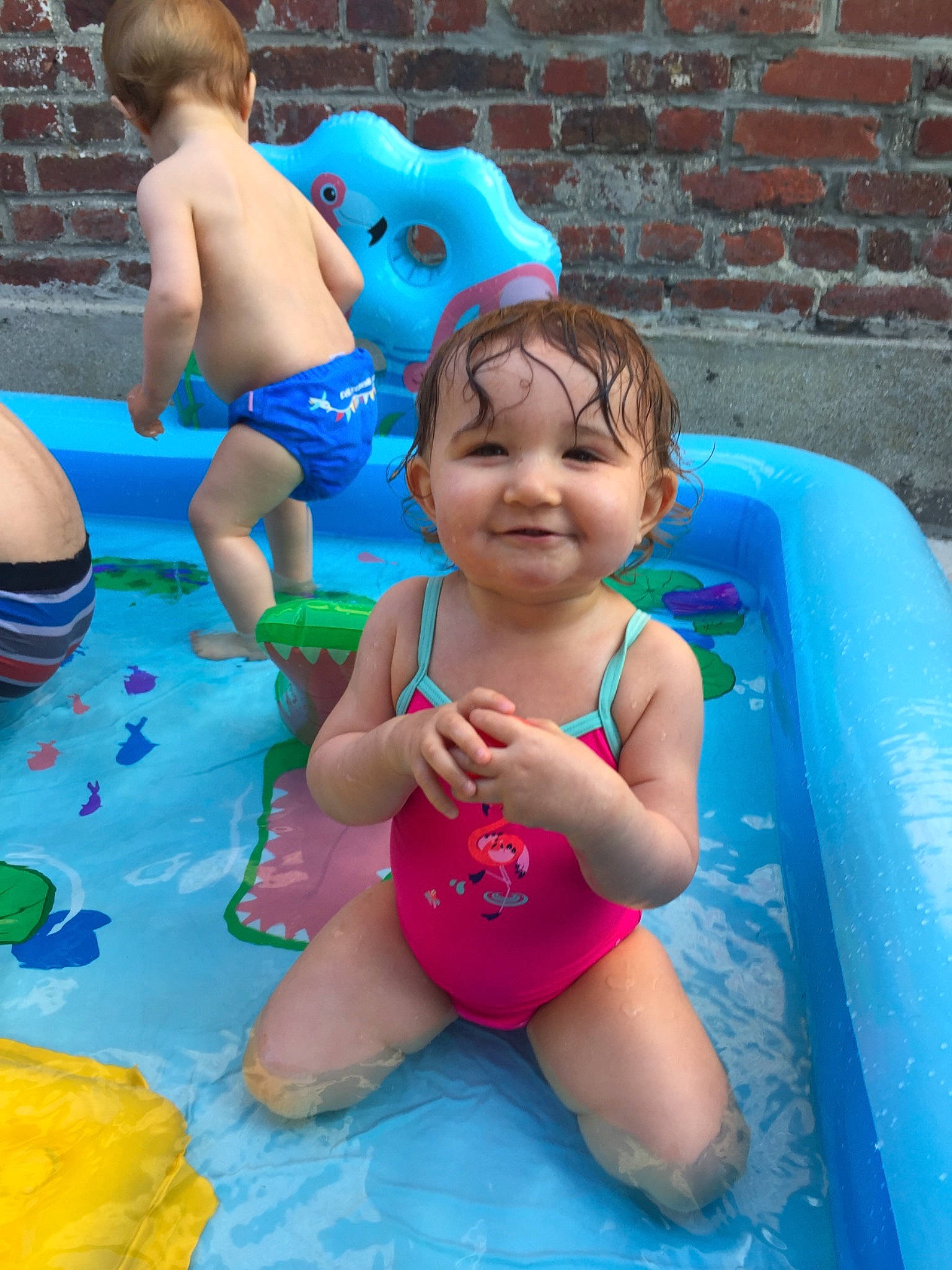 Eline a rejoint le concours — aidez-le/la à gagner de superbes lots ! aqua, azure, baby, bathing, blue, fun, green, happy, head, joy, leisure, muscle, organ, person, photograph, pink, recreation, red, smile, summer