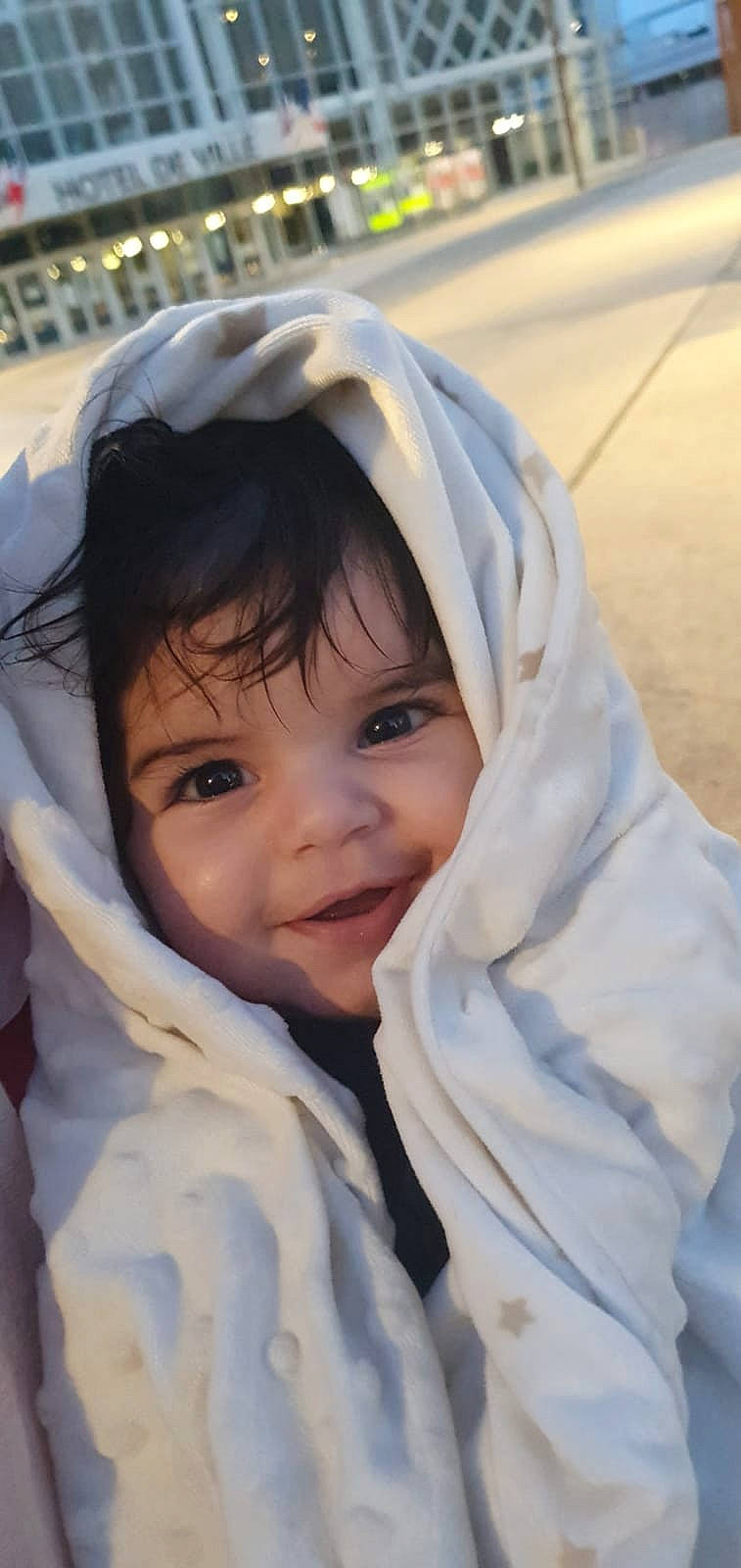 Malak participe au concours pour gagner de l'argent avec cette photo : baby, baby_products, cheek, child, eye, eyebrow, eyelash, fashion_accessory, fun, fur, grass, happy, iris, person, portrait_photography, shawl, skin, sleeve, smile, toddler