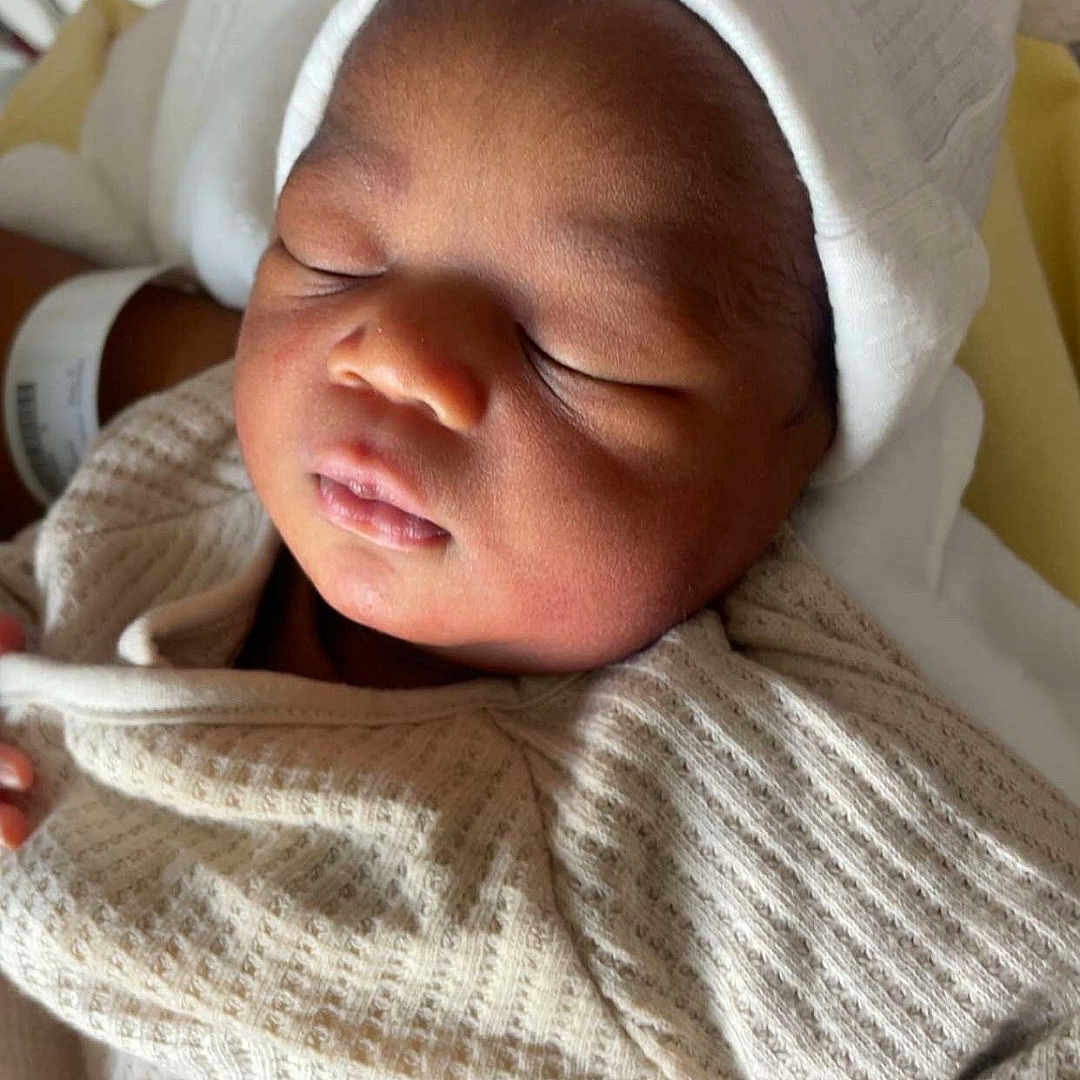 Ayaan a rejoint le concours — aidez-le/la à gagner de superbes lots ! baby, child, closeup, clothing, comfort, cozy, cute, hat, human, indoors, infant, newborn, peaceful, portrait, resting, sleeping, soft_lighting, tiny_hands, warm, wrapped